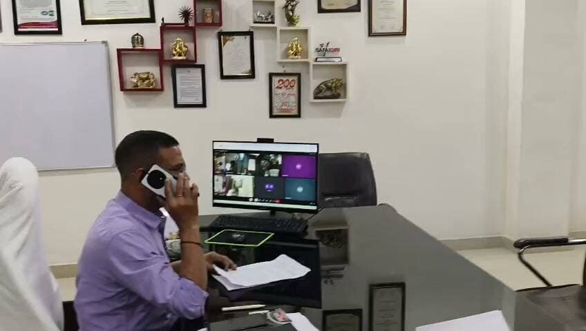 हमीरपुर जिलाधिकारी ने जनसुनवाई में दूरदराज क्षेत्रों से आए फरियादियों की सुनी समस्याएं.
District Magistrate Hamirpur up
*संबंधित अधिकारियों से तत्काल संवाद कर शिकायतों के गुणवत्तापूर्ण एवं समयबद्ध निस्तारण के दिए निर्देश*
हमीरपुर। जिलाधिकारी हमीरपुर श्री अशोक कुमार ने आज कलेक्ट्रेट कार्यालय में जनसुनवाई के दौरान जनपद के दूरदराज क्षेत्रों से आए फरियादियों एवं आगंतुकों की समस्याएं गंभीरतापूर्वक सुनीं। उन्होंने विभिन्न मामलों में संबंधित अधिकारियों को आवश्यक कार्रवाई करते हुए शिकायतों का तत्काल एवं गुणवत्तापूर्ण निस्तारण सुनिश्चित करने के निर्देश दिए।
जनसुनवाई के दौरान जिलाधिकारी ने कई शिकायतों के संबंध में संबंधित अधिकारियों से मौके पर ही सीधे वार्ता कर वस्तुस्थिति की जानकारी ली तथा बिना किसी विलंब के आवश्यक कार्रवाई सुनिश्चित करने को कहा। उन्होंने अधिकारियों को निर्देशित किया कि प्रत्येक शिकायत को गंभीरता से लेते हुए उसका नियमानुसार एवं गुणवत्तापूर्ण समाधान कराया जाए, ताकि फरियादियों को अपनी समस्याओं के समाधान के लिए अनावश्यक रूप से कार्यालयों के चक्कर न लगाने पड़ें।
उन्होंने कहा कि जनसामान्य की समस्याओं का समाधान तहसील, विकासखंड अथवा स्थानीय स्तर पर ही प्रभावी ढंग से सुनिश्चित किया जाए। अधिकारी शिकायतों के निस्तारण में संवेदनशीलता एवं तत्परता बरतें तथा यह सुनिश्चित करें कि किसी भी फरियादी को अपनी समस्या के समाधान के लिए अनावश्यक परेशानी न हो।
जिलाधिकारी ने स्पष्ट किया कि जनशिकायतों के निस्तारण में किसी भी प्रकार की लापरवाही स्वीकार नहीं की जाएगी। संबंधित अधिकारी शिकायतों का परीक्षण कर नियमानुसार प्रभावी कार्रवाई सुनिश्चित करें, जिससे आमजन को शासन-प्रशासन की सेवाओं का लाभ समय से प्राप्त हो सके।