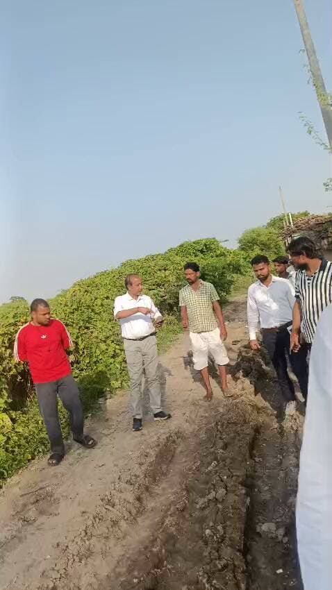 पेयजल समस्याओं के समाधान हेतु एडीएम (नमामि गंगे) ने किया ग्रामीण क्षेत्रों का स्थलीय निरीक्षण; दिए सख्त निर्देश*
सुमेरपुर/हमीरपुर।ग्रामीण क्षेत्रों में जल जीवन मिशन और नमामि गंगे परियोजना के अंतर्गत पेयजल आपूर्ति तथा निर्माण कार्यों से जुड़ी मिल रही शिकायतों के त्वरित निस्तारण हेतु अपर जिलाधिकारी (नमामि गंगे) श्री विजय सिंह द्वारा सुमेरपुर विकासखंड के विभिन्न गांवों का औचक स्थलीय निरीक्षण किया गया। निरीक्षण के दौरान एडीएम ने मवई जार, स्वासा खुर्द तथा स्वासा बुजुर्ग गांव का दौरा कर शिकायतकर्ताओं एवं ग्रामीणों से सीधा संवाद किया और मौके पर ही समस्याओं का जायजा लेकर संबंधित अधिकारियों को कड़े निर्देश जारी किए।
निरीक्षण के क्रम में मवई जार गांव पहुंचे अपर जिलाधिकारी के समक्ष स्थानीय निवासी लाला भाई सिंह द्वारा गांव के कुछ हिस्सों में पानी न आने की शिकायत दर्ज कराई गई थी। इस पर त्वरित संज्ञान लेते हुए एडीएम ने कार्यदायी संस्था (कंपनी) के प्रतिनिधियों से तत्काल बात की और क्षेत्र में सुचारू व निर्बाध जल आपूर्ति सुनिश्चित करने के कड़े निर्देश दिए।
इसके पश्चात स्वासा खुर्द गांव में धीरेंद्र सिंह द्वारा की गई शिकायत के परिप्रेक्ष्य में एडीएम ने तोड़ी गई सीसी सड़क का निरीक्षण किया। मौके पर देखा गया कि कुछ ग्रामीणों द्वारा अपने घरों का उपयोग किया गया पानी सीधे रास्ते पर बहाया जा रहा है, जिससे सड़क पर अत्यधिक दलदल व कीचड़ भर गया है और मार्ग का पुनर्निर्माण कार्य बाधित हो रहा है। इस स्थिति को देखते हुए एडीएम ने ग्राम प्रधान तथा ग्रामीणों से बात कर उन्हें निर्देशित किया कि वे आगामी चार से पांच दिनों तक पानी को रास्ते में न फैलाएं, जिससे सतह सूख सके और रास्ते का पक्का निर्माण कार्य शीघ्र अति शीघ्र कराया जा सके।
निरीक्षण के दौरान यह बात भी सामने आई कि कई शिकायतकर्ता अन्य व्यक्तियों के मोबाइल नंबर से कॉल करते हैं या सही संपर्क विवरण दर्ज नहीं कराते, जिससे विभागीय जांच टीम जब गांव पहुंचती है तो उनसे संपर्क करने में कठिनाई आती है और निस्तारण में देरी होती है। इस पर अपर जिलाधिकारी (नमामि गंगे) श्री विजय सिंह ने समस्त ग्रामीणों से अपील की है कि वे पेयजल या निर्माण से जुड़ी किसी भी शिकायत को दर्ज कराते समय अपना खुद का सक्रिय मोबाइल नंबर ही नोट कराएं, ताकि विभागीय टीम सीधे उनसे संपर्क कर समस्या का शत-प्रतिशत और गुणवत्तापूर्ण समाधान करा सके। उन्होंने स्पष्ट किया कि ग्रामीण क्षेत्रों में पेयजल आपूर्ति में किसी भी प्रकार की शिथिलता या लापरवाही कतई बर्दाश्त नहीं की जाएगी।