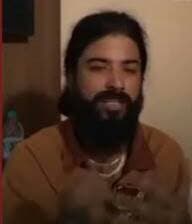 ब्रेकिंग : UK 07 Rider अनुराग डोभाल गिरफ्तार....
देहरादून: बिग बॉस फेम और चर्चित यूट्यूबर UK 07 Rider अनुराग डोभाल को देहरादून पुलिस ने गिरफ्तार किया है। अनुराग डोभाल पर उनके रिश्तेदार राज सिंह चौहान ने मारपीट, जान से मारने की कोशिश और धमकी देने समेत कई गंभीर आरोप लगाए हैं। शिकायत के आधार पर नेहरू कॉलोनी थाना पुलिस ने मुकदमा दर्ज किया है। मामले में पुलिस ने कुल चार लोगों को गिरफ्तार किया है और सभी को आज सिटी मजिस्ट्रेट के समक्ष पेश किया जाएगा।
पुलिस के मुताबिक, मामला 5 अक्टूबर की शाम का है। राज सिंह चौहान एक कार कंपनी के शोरूम में काम करते हैं। उनका आरोप है कि शाम करीब छह बजे अनुराग डोभाल कुछ युवकों के साथ उनसे मिलने पहुंचे थे। उस समय काम में व्यस्त होने के कारण राज सिंह ने बाद में मिलने की बात कही। इसके बाद रात करीब आठ बजे वह एक कैफे पहुंचे, जहां अनुराग डोभाल और उनके साथी मौजूद थे।
राज सिंह चौहान ने पुलिस को दी शिकायत में आरोप लगाया कि बातचीत के दौरान विवाद बढ़ गया और अनुराग डोभाल ने उनके साथ मारपीट शुरू कर दी। शिकायतकर्ता के मुताबिक, उनका गला दबाने और मोबाइल फोन छीनने की कोशिश की गई। आरोप है कि मोबाइल नहीं छीन पाने पर साथियों से उन्हें जान से मारने के लिए कहा गया।
राज सिंह का यह भी आरोप है कि उन्हें कार के नीचे डालने की कोशिश की गई और लोहे की रॉड या किसी अन्य वस्तु से सिर, छाती और मुंह पर हमला किया गया। शिकायत में एक आरोपी पर चाकू और बंदूक दिखाकर धमकाने का आरोप भी लगाया गया है। इसके अलावा पीड़ित ने अपनी घड़ी और सोने की चेन ले जाने तथा उसे और उसके परिवार को जान से मारने की धमकी देने का भी आरोप लगाया है।
बताया जा रहा है कि इस पूरे मामले की पृष्ठभूमि में पारिवारिक विवाद है। राज सिंह चौहान की चचेरी बहन रितिका की शादी अनुराग डोभाल से हुई है। दोनों पक्षों के बीच चल रहे पारिवारिक विवाद को लेकर बातचीत के लिए राज सिंह को बुलाए जाने की बात सामने आई है। इसी दौरान विवाद बढ़ने के बाद मारपीट के आरोप लगाए गए हैं।
राज सिंह चौहान ने अपनी शिकायत में पुलिस पर भी गंभीर आरोप लगाए हैं। उनका दावा है कि जब आरोपी उनका मोबाइल फोन नहीं खोल पाए तो अनुराग डोभाल ने एसएसपी को फोन किया, जिसके बाद पुलिस मौके पर पहुंची। शिकायतकर्ता ने बाईपास चौकी प्रभारी पर आरोपियों का पक्ष लेने का आरोप भी लगाया है। इन आरोपों की भी पुलिस जांच कर रही है।
थाना नेहरू कॉलोनी प्रभारी देवेंद्र चौहान के अनुसार, राज सिंह चौहान की शिकायत में अनुराग डोभाल के अलावा अभय चौधरी, तपन पंडित, धवल राजपुरोहित, अभिषेक टाइगर, अभिनव श्रीवास्तव और गुरु भाई समेत अन्य लोगों के नाम सामने आए हैं। पुलिस ने मामले में BNS की धारा 117(2), 191(2) और 351(3) के तहत मुकदमा दर्ज किया है।
पुलिस के अनुसार, मामले में कुल चार लोगों को गिरफ्तार किया गया है। अनुराग डोभाल को धारा 151 के तहत गिरफ्तार किए जाने की जानकारी दी गई है। अब पुलिस सभी गिरफ्तार आरोपियों को सिटी मजिस्ट्रेट के सामने पेश करेगी। मामले में लगाए गए आरोपों की पुष्टि जांच और आगे की कानूनी प्रक्रिया के बाद ही हो सकेगी।
<nis:link nis:type=tag nis:id=uk07rider nis:value=UK07Rider nis:enabled=true nis:link/> <nis:link nis:type=tag nis:id=anuragdobhal nis:value=AnuragDobhal nis:enabled=true nis:link/> <nis:link nis:type=tag nis:id=anuragdobhalarrest nis:value=AnuragDobhalArrest nis:enabled=true nis:link/> <nis:link nis:type=tag nis:id=dehradunnews nis:value=DehradunNews nis:enabled=true nis:link/> <nis:link nis:type=tag nis:id=uttarakhandnews nis:value=UttarakhandNews nis:enabled=true nis:link/> <nis:link nis:type=tag nis:id=dehradunpolice nis:value=DehradunPolice nis:enabled=true nis:link/> <nis:link nis:type=tag nis:id=uk07ridernews nis:value=UK07RiderNews nis:enabled=true nis:link/> <nis:link nis:type=tag nis:id=uttarakhandbroadcast nis:value=UttarakhandBroadcast nis:enabled=true nis:link/>