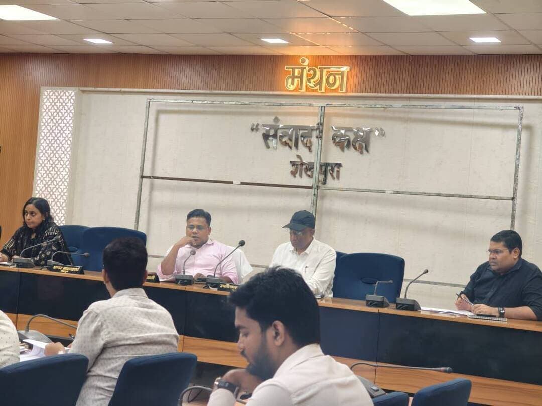 आज दिनांक 06.10.2026 को मंथन सभागार, शेखपुरा में शेखर आनंद (भा०प्र०से०), जिला पदाधिकारी, शेखपुरा की अध्यक्षता में जिला जल एवं स्वच्छता समिति, शेखपुरा की बैठक आयोजित की गई। बैठक में जिले में स्वच्छता एवं शौचालय निर्माण से संबंधित आदि कार्यों की प्रगति की समीक्षा की गई।
Information & Public Relations Department, Government of Bihar
District Administration Sheikhpura
CMO Bihar
#samratchoudhary
#CMSamrat