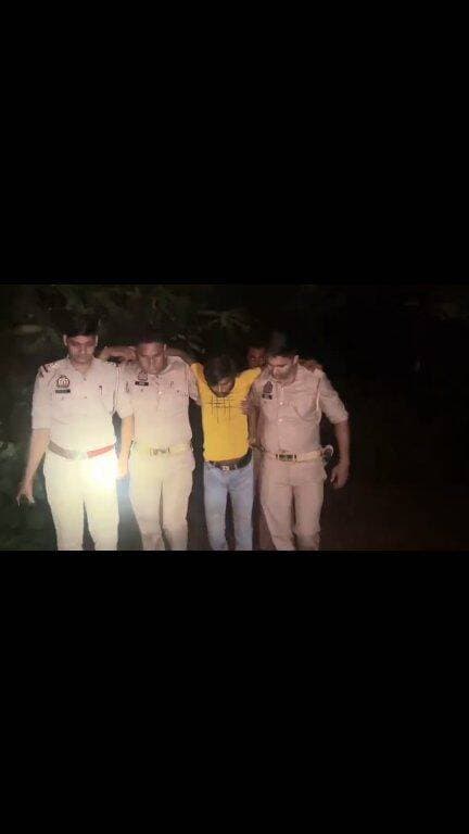 चैन स्नैचिंग का खुलासा, किशोर पुलिस अभिरक्षा में, दूसरा आरोपी मुठभेड़ में गिरफ्तार
छीनी गई चैन के दोनों हिस्से बरामद, मुठभेड़ में पैर में गोली लगने से घायल हुआ आरोपी
शाहजहांपुर। सदर बाजार क्षेत्र में चैन स्नैचिंग की घटना का पुलिस ने खुलासा करते हुए एक अपचारी किशोर को पुलिस अभिरक्षा में लिया है।जबकि उसके साथी प्रेमपाल को पुलिस मुठभेड़ के दौरान गिरफ्तार किया गया। एनसीसी तिराहे के पास मऊ खालसा रोड से पीपल घाट जाने वाले कच्चे रास्ते पर दो लोगों ने चैन छीनी थी। घटना के बाद पुलिस ने आसपास लगे सीसीटीवी कैमरों की फुटेज खंगाली। फुटेज के आधार पर अपचारी किशोर की पहचान कर उसे रात में पुलिस अभिरक्षा में लिया गया। उसके पास से चैन का छह ग्राम वजन का आधा हिस्सा बरामद हुआ। पूछताछ में दूसरे साथी प्रेमपाल के बारे में जानकारी मिलने पर पुलिस ने कैंट क्षेत्र के जंगल में कॉम्बिंग की। पुलिस के मुताबिक, इस दौरान प्रेमपाल ने फायरिंग की। जवाबी कार्रवाई में उसके बाएं पैर में गोली लगी। उसे उपचार के लिए अस्पताल भेजा गया। उसके कब्जे से चैन का शेष सात ग्राम हिस्सा बरामद हुआ। प्रकरण में आगे की कार्रवाई जारी है।
आपका अपना शहर Aapka Apna Shahar