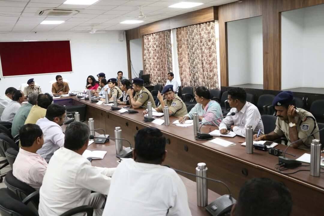गरबा पाण्डालों के आयोजक अनुमति अवश्य प्राप्त करें और पाण्डालों में पर्याप्त वालेंटियर रखें - कलेक्टर डॉ. मीना
नवरात्रि में किसी भी गांव में विद्युत आपूर्ति बंद न रहें- विधायक श्री गेहलोत
ध्नवि विस्तारक यंत्रो का निर्धारित ध्वनि सीमा में उपयोग किया जाएगा
कलेक्टर की अध्यक्षता में जिला स्तरीय शांति समिति की बैठक सम्पन्न
जिले में अक्टूबर माह में नवरात्रि, दशहरा, वाल्मीकि जयंति आदि त्योहारों पर आवश्यक व्यवस्थाओं के संबंध में जिला स्तरीय शांति समिति की बैठक कलेक्टर एवं जिला दण्डाधिकारी डॉ. शेर सिंह मीना की अध्यक्षता में मंगलवार की शाम को कलेक्टोरेट सभाकक्ष में सम्पन्न हुई। बैठक में विधायक श्री माधव सिंह मधु गेहलोत, सांसद प्रतिनिधि श्री दिनेश परमार, जिला पंचायत अध्यक्ष प्रतिनिधि श्री भेरूसिंह चौहान सहित समिति के सदस्यगण एवं पुलिस अधीक्षक श्री दिलीप सोनी सहित अन्य अधिकारी उपस्थित थे।
बैठक में कलेक्टर डॉ. मीना ने कहा कि बैठक में प्राप्त सुझाव के आधार पर आगामी त्यौहारों पर ध्वनि विस्तारक यंत्रों का उपयोग निर्धारित ध्वनि सीमा में किया जाएगा। गरबा का आयोजन अधिकतम रात्रि 12 बजे पूर्व तक ही हो सकेगा। तुलजा भवानी मंदिर मार्ग पर पर्याप्त प्रकाश व्यवस्था तथा प्रतिमा विसर्जन स्थल पर सुरक्षा के सभी आवश्यक प्रबंध किये जाएंगे। उन्होंने कहा कि कृषि उपज मंडी बड़ौद में उपज की बड़ी संख्या में आवक के कारण यातायात की समस्या का सुव्यवस्थित प्रबंधन कर समाधान किया जाएगा तथा नई कृषि उपज मंडी के लिये चयनित स्थान पर मंडी को शिफ्ट करने की कार्यवाही की जाएगी।
विधायक श्री मधु गेहलोत ने प.क्षै. वि.वि. कम्पनी आगर के अधिकारियों को निर्देशित किया कि नवरात्रि के नौ दिन किसी भी गांव में किसी भी कारण से विद्युत आपूर्ति बाधित न हो, लाईट बंद न हो, ऐसी व्यवस्था की जाए। उन्होंने बड़े गरबा पाण्डालों में सुरक्षा की पुख्ता व्यवस्था करने, प्रमुख स्थानों, चौराहों पर रात्रि में सुरक्षा पाईंट लगाने के निर्देश भी दिए।
बैठक में श्री जितेश राठौर ने डी.जे. का उपयोग गरबा पाण्डालों में तय डेसीबल से अधिक आवाज में नहीं करने एवं जहां पर गरबा पाण्डाल स्थापित हो वहां देवी की मूर्ति अनिवार्य रूप से स्थापित किये जाने का सुझाव दिया। श्री दिनेश परमार ने सुझाव दिया कि गरबों में धार्मिक एवं सांस्कृतिक गीत, संगीत ही हो, फिल्मी गीत, संगीत पर प्रतिबंध होना चाहिए। उन्होंने देवी मूर्ति के विसर्जन के लिये एक ही दिन निर्धारित करने का सुझाव दिया। समिति सदस्य डॉ. मीना स्वणर्कार ने मॉ तुलजा भवानी मंदिर मार्ग पर प्रकाश की पर्याप्त व्यवस्था की जाने के सुझाव दिये। बैठक में समिति सदस्य श्री अर्जुन सिंह, श्री भेरूसिंह चौहान, व्यापारी संघ अध्यक्ष श्री देवीलाल सोनी सहित अन्य उपस्थित सदस्यों ने भी अपने महत्वपूर्ण सुझाव दिये।
बैठक में एडीएम डॉ. शालिनी श्रीवास्त्व ने आगामी त्योहारों पर की जाने वाली व्यवस्थाओं के बारे में विस्तार से जानकारी दी। उन्होंने कहा कि आयोजकों को गरबा पाण्डाल के लिये 48 घंटे पूर्व आवेदन प्रस्तुत कर लिखित अनुमति प्राप्त करना होगी। अनुमति की कॉपी पाण्डाल में भी चस्पा की जावेगी। सभी छोटे आयोजक 15 एवं बड़े आयोजक 30 से 35 वालेंटियर्स की व्यवस्था गरबा पाण्डाल में करेंगे। वालेंटियर्स की सूची संबंधित पुलिस थाने में दी जाएगी । गरबा पाण्डाल स्थापित करने में ध्यान रखा जावेगा यातायात में कोई बाधा न हो। गरबा पाण्डालों के समीप वाहन पार्किंग की व्यवस्था भी आयोजकों को करना होगी। जिले के प्रमुख देवी मंदिरों पर प्रकाश की पर्याप्त व्यवस्था की जाएगी, आयोजक द्वारा विद्युत की वैकल्पिक व्यवस्था भी करना होगी। गरबा पाण्डालों में देवी मूर्ति की सुरक्षा की व्यवस्था आयोजक करेंगे। अस्थायी विद्युत कनेक्शन भी अनिवार्य होगा। साथ ही सीसीटीवी कैमरे भी आयोजक लगाएंगे और पाण्डालों को कनात आदि से कवर्ड करेंगे। गरबों में आपत्तिजनक, भडकाउ गीत संगीत बजाने पर प्रतिबंध रहेगा।
CM Madhya Pradesh
Jansampark Madhya Pradesh
#agarmalwa
#आगरमालवा