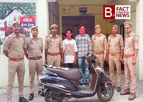 बहराइच में पुलिस व आबकारी टीम की बड़ी कार्रवाई: 69 ग्राम स्मैक के साथ 2 तस्कर गिरफ्तार, स्कूटी और मोबाइल बरामद
बहराइच: दरगाह शरीफ पुलिस और आबकारी टीम को मिली सफलता, स्मैक तस्करों पर कसा शिकंजा।
69.05 ग्राम स्मैक और स्कूटी के साथ गुल्लाबीर कॉलोनी के 2 अभियुक्त गिरफ्तार।
एसपी विश्वजीत श्रीवास्तव के निर्देशन में चेकिंग अभियान के दौरान नरियाघाट सलारगंज से हुई गिरफ्तारी।
जनपद बहराइच में अपराध और नशे के सौदागरों के खिलाफ चलाए जा रहे अभियान के तहत थाना दरगाह शरीफ पुलिस और आबकारी की संयुक्त टीम को बड़ी सफलता हासिल हुई है। पुलिस ने चेकिंग अभियान के दौरान दो स्मैक तस्करों को गिरफ्तार कर उनके कब्जे से करीब 69.05 ग्राम स्मैक, एक स्कूटी, मोबाइल फोन और नगदी बरामद की है।
उप-निरीक्षक आशुतोष कुमार राय की अगुवाई में पुलिस टीम ने संदिग्ध परिस्थितियों में दो युवकों को रोका। तलाशी लेने पर उनके पास से 69.05 ग्राम अवैध स्मैक, एक होंडा एक्टिवा स्कूटी, एक ओप्पो मोबाइल फोन और 500 रुपये नगद बरामद हुए।
सुफियान / अल्तमश
बरामदगी के आधार पर थाना दरगाह शरीफ में अभियुक्तों के खिलाफ मु0अ0सं0 441/2026 धारा 8/21 NDPS Act के तहत मुकदमा पंजीकृत कर लिया गया है। दोनों अभियुक्तों को अग्रिम विधिक कार्यवाही के लिए माननीय न्यायालय के समक्ष पेश किया जा रहा है।
कार्रवाई में उप-निरीक्षक आशुतोष कुमार राय के साथ कांस्टेबल अविनाश कुमार, कांस्टेबल इरफान अहमद, कांस्टेबल ललित कुमार यादव, कांस्टेबल नितिन कुमार और कांस्टेबल राहुल मौर्या शामिल रहे।