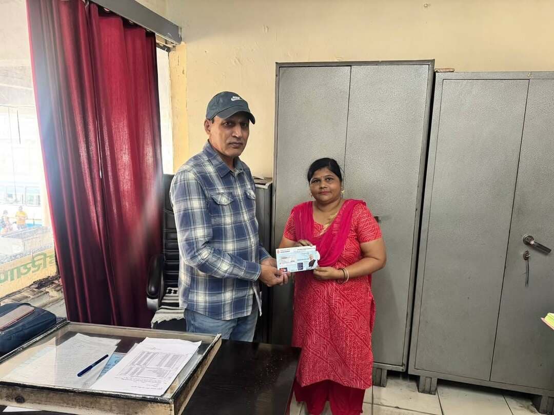 सेवा संकल्प अभियान के तहत हरियाणा रोडवेज महाप्रबंधक ने लाभार्थियों को वितरित किए हैप्पी कार्ड।
यमुनानगर, 6 अक्टूबर- सेवा संकल्प अभियान के तहत उपायुक्त प्रीति के मार्गदर्शन में हरियाणा रोडवेज के महाप्रबंधक संजय रावल ने पात्र लाभार्थियों को हैप्पी कार्ड वितरित किए। इस दौरान लाभार्थियों को सरकार की जनकल्याणकारी योजनाओं का लाभ उठाने के लिए प्रेरित किया गया तथा हैप्पी कार्ड योजना की सुविधाओं के बारे में विस्तार से जानकारी दी गई।
महाप्रबंधक संजय रावल ने कहा कि हैप्पी कार्ड योजना का उद्देश्य पात्र परिवारों को सार्वजनिक परिवहन की सुविधा उपलब्ध करवाकर उनकी दैनिक यात्रा को सुगम बनाना है। उन्होंने कहा कि सरकार द्वारा जरूरतमंद एवं पात्र परिवारों के हित में विभिन्न योजनाएं संचालित की जा रही हैं, जिनका लाभ अधिक से अधिक लोगों तक पहुंचाना प्रशासन की प्राथमिकता है। उन्होंने कहा कि सेवा संकल्प अभियान के माध्यम से सरकार की योजनाओं और सेवाओं का लाभ सीधे पात्र लाभार्थियों तक पहुंचाया जा रहा है। उन्होंने अधिकारियों एवं कर्मचारियों को निर्देश दिए कि योजनाओं का लाभ लेने में पात्र नागरिकों को किसी प्रकार की परेशानी न हो तथा उन्हें आवश्यक जानकारी एवं मार्गदर्शन उपलब्ध करवाया जाए। महाप्रबंधक ने लाभार्थियों से आह्वान किया कि वे अन्य पात्र लोगों को भी सरकार की जनकल्याणकारी योजनाओं के बारे में जागरूक करें।
इस अवसर पर केला देवी व रजनी आदि लाभार्थियों ने हैप्पी कार्ड मिलने पर खुशी व्यक्त करते हुए प्रदेश सरकार की इस पहल की सराहना की। लाभार्थियों ने कहा कि प्रदेश सरकार द्वारा हर वर्ग के हित में जनकल्याणकारी योजनाएं चलाई गई है।