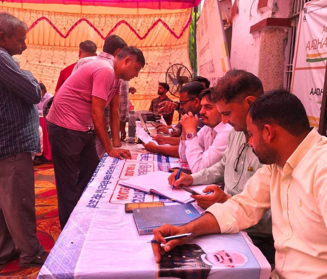 न कार्यालयों के चक्कर, ना लंबा इंतजार, सेवा सेतु शिविर में एक जगह मिली सरकारी सेवाएं
जगाधरी नगर निगम कार्यालय में लगा सेवा सेतु अभियान, सरकार आपके द्वार शिविर
यमुनानगर। नगर निगम कार्यालय जगाधरी के प्रांगण में मंगलवार को सेवा सेतु अभियान, सरकार आपके द्वार जनसमस्या निवारण शिविर आयोजित किया गया। नगर निगम आयुक्त महाबीर प्रसाद के मार्गदर्शन में आयोजित शिविर में नगर निगम सहित विभिन्न विभागों के अधिकारियों ने एक ही छत के नीचे नागरिकों की समस्याएं सुनीं और उनके समाधान के लिए आवश्यक कार्रवाई की। शिविर में सैकड़ों लोगों को विभिन्न सरकारी जनकल्याणकारी योजनाओं एवं सेवाओं का लाभ उठाया।
शिविर में पहुंचे नागरिकों ने अपनी समस्याओं और जरूरतों से अधिकारियों को अवगत कराया। संबंधित विभागों के अधिकारियों ने मौके पर समस्याओं को सुनते हुए पात्र लोगों को योजनाओं का लाभ लेने के लिए आवश्यक प्रक्रिया की जानकारी दी। इसके साथ ही नागरिकों को योजनाओं की पात्रता, आवेदन करने की प्रक्रिया और आवश्यक दस्तावेजों के बारे में भी विस्तार से बताया गया। नगर निगम आयुक्त महाबीर प्रसाद ने कहा कि ‘सेवा सेतु’ शिविर का उद्देश्य सरकार की जनकल्याणकारी योजनाओं और सेवाओं को पात्र लोगों तक आसानी से पहुंचाना है। इसके तहत नागरिकों को विभिन्न सरकारी योजनाओं का लाभ लेने के लिए एक ही स्थान पर आवश्यक जानकारी और मार्गदर्शन उपलब्ध करवाया जा रहा है। उन्होंने कहा कि आमजन को छोटी-छोटी समस्याओं या योजनाओं की जानकारी के लिए अलग-अलग सरकारी कार्यालयों के चक्कर न लगाने पड़े, इसके लिए शिविर के माध्यम से विभागों को एक मंच पर लाने का प्रयास किया जा रहा है।
उन्होंने नागरिकों से आह्वान किया कि वे सरकार की विभिन्न कल्याणकारी योजनाओं का लाभ उठाने के लिए अपनी पात्रता की जानकारी लें और निर्धारित प्रक्रिया के अनुसार आवेदन करें। अधिकारियों ने भी लोगों को योजनाओं से संबंधित किसी प्रकार की जानकारी या सहायता के लिए संबंधित विभाग से संपर्क करने के लिए प्रेरित किया। शिविर में नगर निगम कार्यकारी अधिकारी एवं नगरपालिका रादौर सचिव सुरेंद्र मलिक, सहायक अभियंता मुनेश्वर भारद्वाज, मुख्य सफाई निरीक्षक हरजीत सिंह, मुख्य सफाई निरीक्षक अमित कंबोज समेत विभिन्न विभागों के अधिकारी और कर्मचारी मौजूद रहे।
फोटो - शिविर में अपनी समस्या अधिकारियों को बताते नागरिक।
शिविर में लोगों की समस्या सुनते अधिकारी।