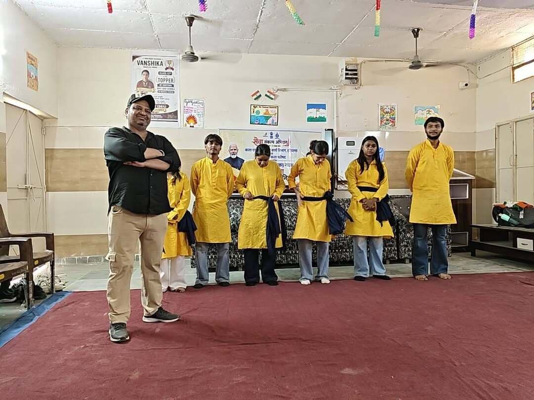 नमो सेवा—अनकही कहानियां’ नुक्कड़ नाटक के माध्यम से देशभक्ति एवं राष्ट्र सेवा का संदेश
यमुनानगर, 6 अक्टूबर- कला एवं सांस्कृतिक कार्य विभाग, हरियाणा द्वारा ‘नमो सेवा—अनकही कहानियां’ कार्यक्रम के तहत जिला के विभिन्न कॉलेजों, स्कूलों व गांवों में नुक्कड़ नाटक का आयोजन किया जा रहा है।
इस बारे में जानकारी देते हुए जिला परिषद के चेयरमैन रमेश ठसका ने बताया कि इन नुक्कड़ नाटकों का उद्देश्य बच्चों, युवाओं एवं आमजन तक सेवा भावना, राष्ट्रप्रेम, सामाजिक जिम्मेदारी तथा जनकल्याणकारी योजनाओं से संबंधित संदेशों को सरल एवं प्रभावी तरीके से पहुंचाना है। उन्होंने बताया कि ‘नमो सेवा—अनकही कहानियां’ सेवा संकल्प अभियान के तहत कलाकार प्रभावशाली अभिनय एवं संवादों के माध्यम से देशभक्ति, राष्ट्र सेवा और राष्ट्र के प्रति समर्पण की भावना का संदेश देते है। इन नाटकों के माध्यम से प्रधानमंत्री नरेंद्र मोदी के सार्वजनिक जीवन एवं केंद्र सरकार की जनकल्याणकारी योजनाओं तथा विकास कार्यों से संबंधित विषयों को आम जन को सरलता से समझाया जा रहा है। कार्यक्रम के दौरान देशभक्ति से ओत-प्रोत संवादों से बच्चों एवं युवाओं में उत्साह बढ़ाया जा रहा है।
उन्होंने बताया कि इस प्रकार के सांस्कृतिक कार्यक्रम बच्चों एवं युवाओं को मनोरंजन के साथ-साथ देशभक्ति, सामाजिक सरोकार एवं जिम्मेदार नागरिक बनने की प्रेरणा देते हैं। कलाकारों ने अपनी प्रस्तुति के माध्यम से आमजन को जनकल्याणकारी योजनाओं एवं सामाजिक सरोकारों के प्रति जागरूक करने का संदेश दिया।
गुरु नानक खालसा कॉलेज के प्रधानाचार्य अरविन्द्र सिंह भल्ला ने कार्यक्रम के सफल आयोजन में कलाकारों एवं टीम का सहयोग किया। उन्होंने कहा कि नुक्कड़ नाटक लोक कला का प्रभावी माध्यम है, जिसके जरिए महत्वपूर्ण सामाजिक संदेश सरल, सहज और मनोरंजक तरीके से विद्यार्थियों एवं आमजन तक पहुंचाए जा सकते हैं।
डीएवी कॉलेज यमुनानगर, राजकीय कॉलेज आहड़वाला, गुरु नानक खालसा कॉलेज यमुनानगर, डीएवी कॉलेज सढौरा, जीएमएसएसएस स्कूल व्यासपुर, जगाधरी, साढौरा, गांव अजीजपुर कला, व्यासपुर, सामुदायिक भवन दामला, गांव हड़ोली, छछरौली में कलाकारों ने अभिनय, संवाद एवं संगीत नुक्कड़ नाटक के माध्यम से सेवा भावना, राष्ट्रप्रेम, सामाजिक दायित्व तथा जनकल्याण से जुड़े संदेशों को प्रभावी ढंग से प्रस्तुत किया। इस अवसर पर विभिन्न कॉलेजों व स्कूलों के प्रधानाचार्य, अध्यापक, विद्यार्थी, गांवों में महिलाओं, बच्चों एवं बुजुर्गों ने बढ़चढ़ कर भाग लिया।