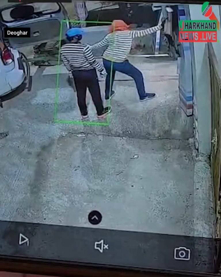 फिल्मी अंदाज में चोरी: देवघर में चोरों ने पहले गैस कटर से ATM काटा, फिर 500 मीटर घसीटा कार में लादकर फरार !