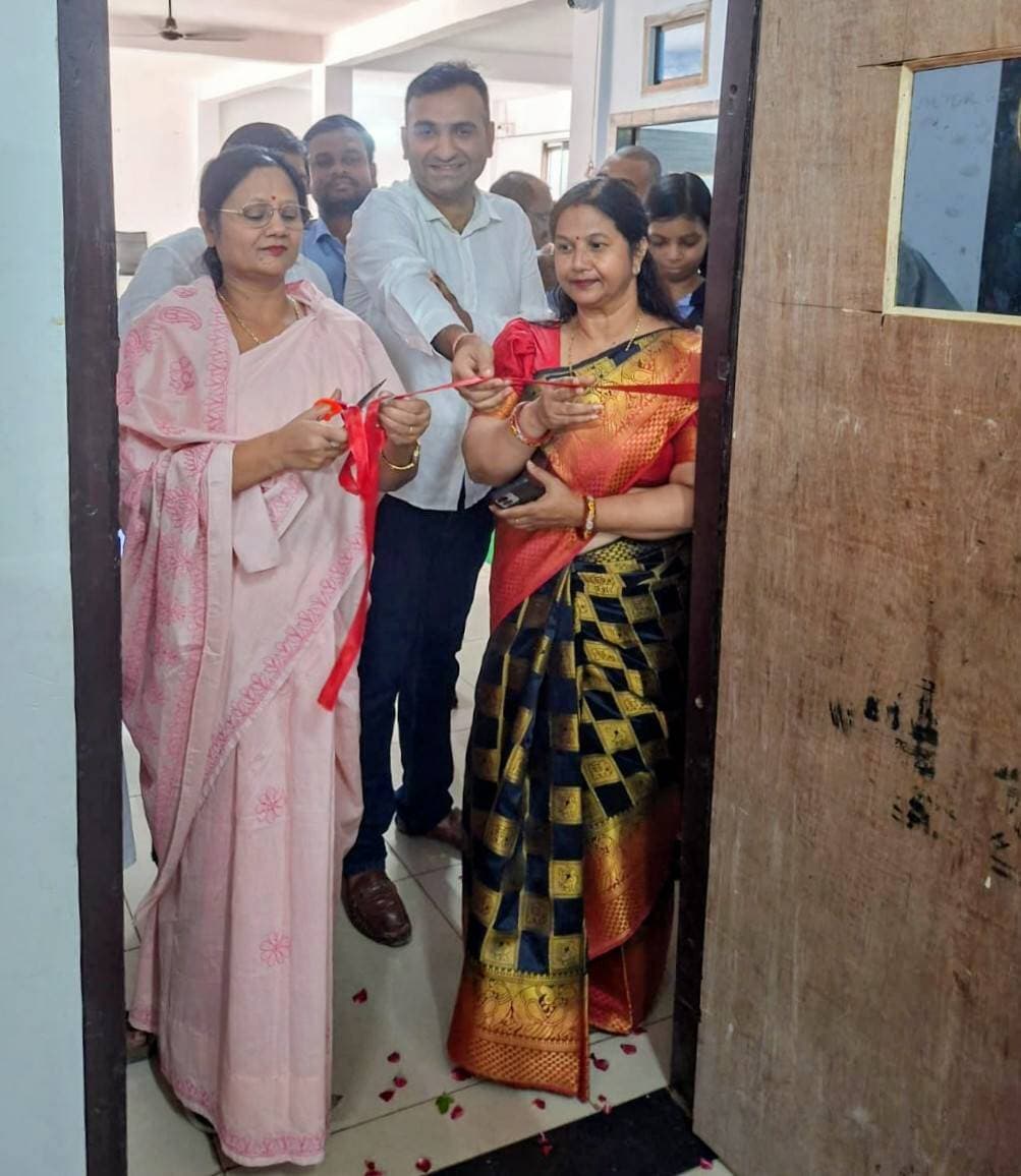 चैतन्य ग्लोबल स्कूल में कंप्यूटर मॉडर्नाइजेशन समारोह आयोजित
देवरिया। शहर के राघव नगर स्थित चैतन्य ग्लोबल स्कूल में मंगलवार को Computer Modernization & Upgradation Ceremony का आयोजन किया गया। कार्यक्रम की मुख्य अतिथि उत्तर प्रदेश सरकार की मंत्री श्रीमती विजयलक्ष्मी गौतम ने फीता काटकर समारोह का शुभारंभ किया।
इस अवसर पर विद्यालय की प्राचार्या प्रियंबदा मिश्रा ने मंत्री को शॉल भेंट कर सम्मानित किया, जबकि उप-प्राचार्य भरत सिंह ने बुके भेंट कर स्वागत किया। कार्यक्रम में विद्यालय के अभिभावक श्री जटाशंकर दुबे, पूर्व जिला पंचायत सदस्य, पूर्व प्रधानाचार्य एवं प्रबंधक सहित शिक्षकगण और अन्य कर्मचारी उपस्थित रहे।
कार्यक्रम के दौरान मंत्री विजयलक्ष्मी गौतम ने विद्यार्थियों से संवाद करते हुए कहा कि जीवन में स्पष्ट लक्ष्य निर्धारित कर पूरी निष्ठा और निडरता के साथ उसे हासिल करने का प्रयास करना चाहिए। उन्होंने विद्यार्थियों को सोशल मीडिया के सीमित एवं सकारात्मक उपयोग की सलाह दी। उन्होंने कहा कि मेहनत, अनुशासन और निरंतर प्रयास से सफलता प्राप्त की जा सकती है।
मंत्री ने विद्यार्थियों को उनके उज्ज्वल भविष्य की शुभकामनाएं दीं। विद्यालय प्रबंधन ने कहा कि कंप्यूटर मॉडर्नाइजेशन एवं अपग्रेडेशन आधुनिक और तकनीक आधारित शिक्षा की दिशा में एक महत्वपूर्ण कदम है।