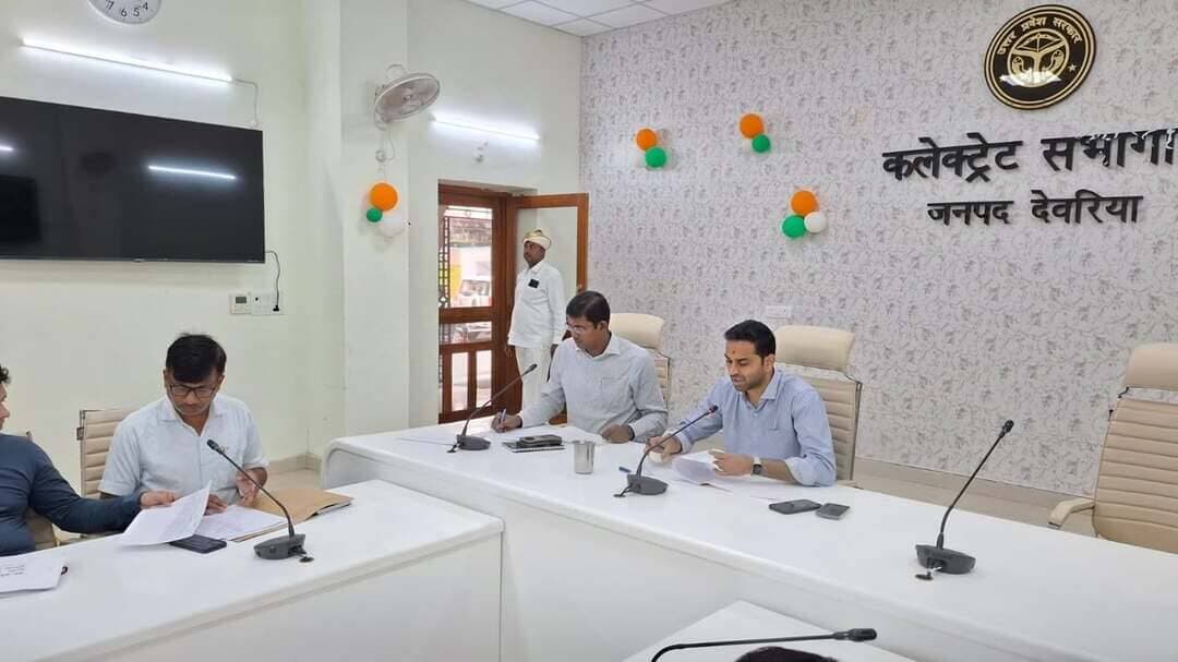 🚨 DM का सख्त निर्देश: रिट याचिकाओं में देरी बर्दाश्त नहीं, समय से दाखिल करें प्रति-शपथ पत्र; कम प्रगति वाले विभाग चलाएं विशेष अभियान
देवरिया, 06 अक्टूबर। जिलाधिकारी मधुसूदन हुल्गी ने रिट, आबकारी, खनन, स्टाम्प, व्यापार कर, परिवहन और विद्युत विभाग की प्रगति की समीक्षा की। उन्होंने रिट याचिकाओं में प्रति-शपथ पत्र समयबद्ध और प्राथमिकता के आधार पर दाखिल करने के निर्देश दिए।
कम प्रगति वाले विभागों को इस माह विशेष अभियान चलाकर हर हाल में निर्धारित लक्ष्य पूरा करने को कहा गया है। DM ने स्पष्ट किया कि कार्यों में किसी भी स्तर पर शिथिलता नहीं होनी चाहिए।
#Deoria #DeoriaNews #DMDeoria #UPNews #BreakingNews