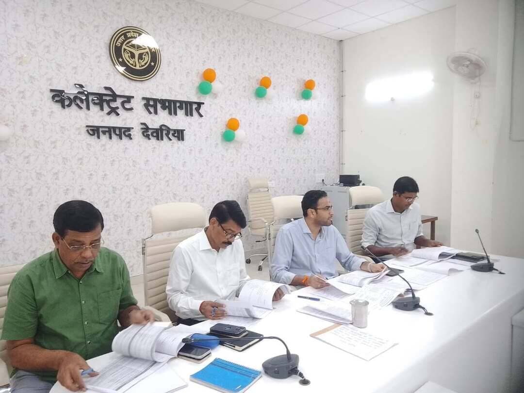 🚨 देवरिया में PWD की सड़कों पर DM सख्त! दिसंबर तक सभी MDR-ODR सड़कें पूरी करने के निर्देश, लापरवाही पर होगी कार्रवाई
#देवरिया, 06 अक्टूबर। जिलाधिकारी मधुसूदन हुल्गी ने PWD की निर्माणाधीन सड़कों की समीक्षा करते हुए अधिकारियों को कार्यों में तेजी लाने और निर्धारित समय-सीमा में गुणवत्ता के साथ काम पूरा करने के निर्देश दिए। देरी वाली परियोजनाओं से जुड़े सहायक अभियंताओं और अवर अभियंताओं को कारण बताओ नोटिस जारी करने के निर्देश दिए गए हैं।
89 सड़कों में 68 दिसंबर तक पूरी करने का लक्ष्य, जबकि अक्टूबर-नवंबर में पूरी होने वाली 10 सड़कों का अधीक्षण अभियंता PWD द्वारा औचक निरीक्षण किया जाएगा।
DM Deoria
#Deoria #DeoriaNews #PWD #DMDeoria #RoadConstruction
