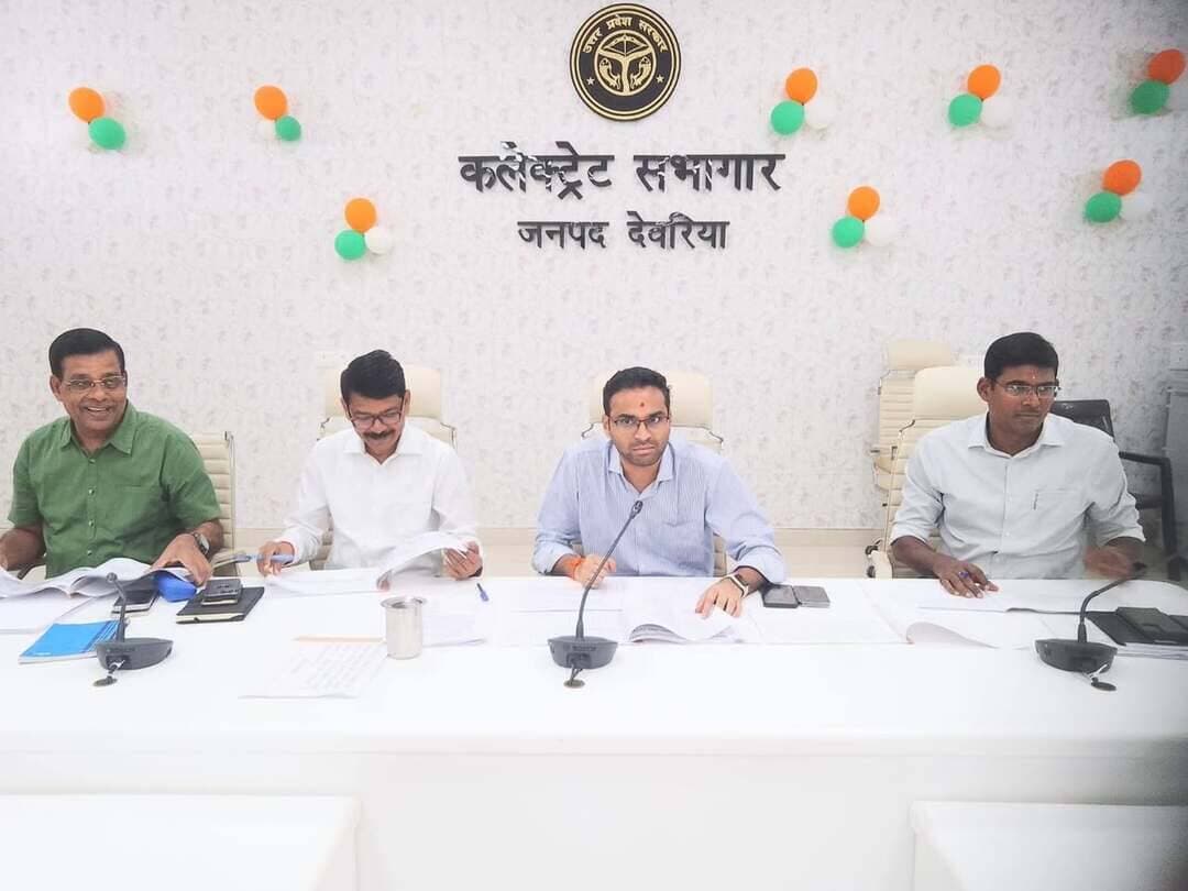 🚨 देवरिया में हाईवे परियोजनाओं पर डीएम सख्त, काम में तेजी लाने के निर्देश
देवरिया, 06 अक्टूबर। जिलाधिकारी मधुसूदन हुल्गी ने कलेक्ट्रेट सभागार में राष्ट्रीय राजमार्ग से जुड़ी निर्माणाधीन परियोजनाओं की समीक्षा की। उन्होंने अधिकारियों को सभी कार्य निर्धारित समय-सीमा और गुणवत्ता के साथ पूरा करने के निर्देश दिए। डीएम ने स्पष्ट किया कि परियोजनाओं में अनावश्यक देरी या लापरवाही बर्दाश्त नहीं की जाएगी।
समीक्षा में राम जानकी मार्ग परियोजना की कुल लागत 598.92 करोड़ रुपये बताई गई। 04 नवंबर 2024 से शुरू हुई इस परियोजना की पूर्णता तिथि 03 मई 2027 है। अब तक 60.25 प्रतिशत भौतिक प्रगति हुई है। जनपद में इसके तहत 39.084 किमी सड़क का निर्माण होना है।
वहीं देवरिया बाईपास परियोजना 613 करोड़ रुपये की लागत से मार्च 2025 में शुरू हुई थी। इसकी पूर्णता तिथि जुलाई 2027 निर्धारित है और अब तक 12.69 प्रतिशत कार्य पूरा हुआ है। डीएम ने कार्य में तेजी लाने के निर्देश दिए।
सलेमपुर बाईपास की लागत 394 करोड़ रुपये है। 11 नवंबर 2025 से शुरू हुई इस परियोजना की पूर्णता तिथि 10 नवंबर 2027 है और अब तक 38 प्रतिशत भौतिक प्रगति हुई है।
नवलपुर-सिकंदरपुर बाईपास परियोजना 613 करोड़ रुपये की लागत से 02 दिसंबर 2025 को शुरू हुई। जून 2028 तक इसे पूरा किया जाना है और अब तक 44.52 प्रतिशत कार्य पूरा हुआ है।
इसके अलावा तमकुहीराज-मझौलीराज सड़क परियोजना की लागत 192.27 करोड़ रुपये है। इसमें अब तक 81.1 प्रतिशत भौतिक प्रगति दर्ज की गई है। डीएम ने शेष कार्यों को जल्द पूरा कराने के निर्देश दिए।
जिलाधिकारी ने एनएचएआई अधिकारियों को नियमित निगरानी और बेहतर समन्वय के साथ निर्माण कार्यों में तेजी लाने को कहा। उन्होंने कहा कि गुणवत्ता से किसी भी स्तर पर समझौता नहीं होना चाहिए।
बैठक में नवागत मुख्य राजस्व अधिकारी चंद्रेश कुमार, एडीएम प्रशासन प्रेम नारायण सिंह, एडीएम वित्त एवं राजस्व पंकज प्रसाद राठौर समेत संबंधित अधिकारी मौजूद रहे।
DM Deoria