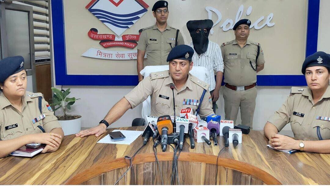 सिर्फ 300 रुपये के विवाद ने पति पत्नी और नौकरानी की इस कारण हत्या!
रायपुर थाना क्षेत्र की विष्णु लोक कॉलोनी में मंगलवार दोपहर हुई ट्रिपल मर्डर की वारदात ने पूरे शहर को दहला दिया। ऑर्डनेंस फैक्ट्री से सेवानिवृत्त 80 वर्षीय रमेश कपूर और उनकी पत्नी, रिटायर्ड प्रवक्ता 75 वर्षीय रजनी कपूर की घर के अंदर पेचकस से हमला कर हत्या कर दी गई।
चीख-पुकार सुनकर बीच-बचाव करने पहुंची 48 वर्षीय तिलया देवी उर्फ शीला की भी आरोपी ने पेचकस से वार कर हत्या कर दी।
पुलिस के अनुसार आरोपी राजकुमार पिछले करीब दो वर्षों से बुजुर्ग दंपती के घर प्लंबिंग का काम करने आता था। मंगलवार को काम पूरा होने के बाद 300 रुपये को लेकर विवाद हुआ। आरोपी 600 रुपये मांग रहा था, जबकि दंपती 300 रुपये दे रहे थे। विवाद बढ़ा तो आरोपी ने पेचकस से हमला कर दिया।
वारदात के बाद आरोपी घर से भागने लगा, लेकिन पड़ोसियों ने उसे पकड़ लिया। गुस्साए लोगों ने उसकी पिटाई भी की। पुलिस ने आरोपी को गिरफ्तार कर लिया है। उसके पास से सोने की चेन भी बरामद हुई है, जिसे पुलिस के अनुसार उसने वारदात के बाद मृतक के गले से झटका था।
पुलिस ने घटनास्थल से हत्या में इस्तेमाल पेचकस बरामद किया है। सीसीटीवी फुटेज में आरोपी को अकेले बुजुर्ग दंपती के घर की ओर जाते देखा गया है। पुलिस हत्या, चेन और पैसों के विवाद समेत सभी पहलुओं की जांच कर रही है और आरोपी का आपराधिक इतिहास भी खंगाला जा रहा है।
सबसे बड़ा सवाल: क्या महज 300 रुपये के विवाद में तीन जिंदगियां खत्म हो गईं? या इस वारदात के पीछे कोई और वजह भी थी?
<nis:link nis:type=tag nis:id=dehradun nis:value=Dehradun nis:enabled=true nis:link/> <nis:link nis:type=tag nis:id=vishnulok nis:value=VishnuLok nis:enabled=true nis:link/> <nis:link nis:type=tag nis:id=raipur nis:value=Raipur nis:enabled=true nis:link/> <nis:link nis:type=tag nis:id=triplemurder nis:value=TripleMurder nis:enabled=true nis:link/> <nis:link nis:type=tag nis:id=uttarakhandnews nis:value=UttarakhandNews nis:enabled=true nis:link/> <nis:link nis:type=tag nis:id=crimenews nis:value=CrimeNews nis:enabled=true nis:link/> <nis:link nis:type=tag nis:id=dehradunnews nis:value=DehradunNews nis:enabled=true nis:link/>