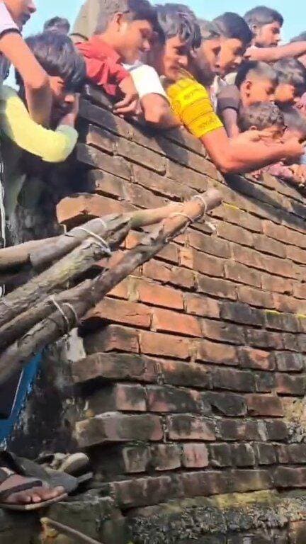 सैदूपुर गांव में घुसा विशालकाय मगरमच्छ, ग्रामीणों में मची अफरा-तफरी
वन विभाग की टीम ने घंटों की मशक्कत के बाद किया सुरक्षित रेस्क्यू
शाहजहांपुर। थाना खुदागंज क्षेत्र के सैदूपुर गांव में मंगलवार को उस समय हड़कंप मच गया, जब एक विशालकाय मगरमच्छ रिहायशी इलाके में घुस आया। आबादी के बीच मगरमच्छ को रेंगते देख ग्रामीणों में अफरा-तफरी मच गई और लोग सुरक्षित स्थानों की ओर भागने लगे।
ग्रामीणों के मुताबिक, मगरमच्छ गांव के पास बहने वाली नदी से निकलकर भटकते हुए आबादी में पहुंच गया था। सूचना फैलते ही मौके पर बड़ी संख्या में ग्रामीणों की भीड़ जमा हो गई। कुछ लोगों ने लाठी-डंडों और रस्सियों की मदद से मगरमच्छ को काबू करने का प्रयास किया, लेकिन उसके विशाल आकार को देखते हुए वन विभाग को सूचना दी गई।
सूचना मिलते ही वन विभाग की टीम आवश्यक उपकरणों के साथ मौके पर पहुंची। वन कर्मियों ने ग्रामीणों के सहयोग से रेस्क्यू ऑपरेशन शुरू किया और घंटों की मशक्कत के बाद मगरमच्छ को सुरक्षित पकड़ लिया।
मगरमच्छ के पकड़े जाने के बाद ग्रामीणों ने राहत की सांस ली। वन विभाग के अनुसार मगरमच्छ स्वस्थ था। उसे आबादी क्षेत्र से दूर ले जाकर सुरक्षित प्राकृतिक जलस्रोत में छोड़ दिया गया।
वन विभाग ने ग्रामीणों से अपील की है कि नदी या आसपास किसी वन्यजीव के दिखाई देने पर खुद जोखिम न उठाएं और तत्काल वन विभाग या प्रशासन को सूचना दें।
#Shahjahanpur #ShahjahanpurNews #Khudaganj #Saidpur #Crocodile #मगरमच्छ #मगरमच्छ_रेस्क्यू #वन_विभाग #रेस्क्यू_ऑपरेशन #UPNews #UPNewsToday #BreakingNews #LatestNews