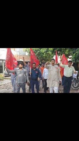 आउटसोर्सिंग के खिलाफ एनआरएमयू शाहजहांपुर शाखा का जोरदार प्रदर्शन, 8 अक्टूबर के सम्मेलन में शामिल होने का आह्वान
शाहजहांपुर। ऑल इंडिया रेलवे मैन्स फेडरेशन (AIRF) के महामंत्री शिव गोपाल मिश्रा के आह्वान पर भारतीय रेल में आउटसोर्सिंग और निजीकरण के खिलाफ राष्ट्रव्यापी प्रदर्शन के तहत एनआरएमयू शाहजहांपुर शाखा द्वारा जोरदार प्रदर्शन किया गया। प्रदर्शन का नेतृत्व सहायक मंडलमंत्री नरेंद्र कुमार त्यागी ने किया।
नरेंद्र कुमार त्यागी ने कहा कि भारतीय रेल केवल नौकरी नहीं, बल्कि देश की जीवनरेखा और लाखों परिवारों की उम्मीदों का आधार है। रेलवे में बढ़ती आउटसोर्सिंग और निजीकरण का असर केवल वर्तमान कर्मचारियों तक सीमित नहीं रहेगा, बल्कि यात्रियों की सुरक्षा, रेल की संरक्षा और युवाओं के स्थायी रोजगार के अवसर भी प्रभावित होंगे। उन्होंने सरकार से रेलवे के रिक्त पदों को भरकर युवाओं को स्थायी रोजगार देने की मांग की।
उन्होंने बताया कि आउटसोर्सिंग और निजीकरण के खिलाफ संघर्ष को मजबूती देने के लिए AIRF के महामंत्री कॉमरेड शिव गोपाल मिश्रा के नेतृत्व में 8 अक्टूबर को करनैल सिंह स्टेडियम, नई दिल्ली में महत्वपूर्ण सम्मेलन आयोजित किया जा रहा है। इसमें बड़ी संख्या में रेल कर्मचारी शामिल होंगे। शाहजहांपुर से भी अधिक से अधिक कर्मचारियों के सम्मेलन में पहुंचने का आह्वान किया गया।
शाखा सचिव शिव कुमार सक्सेना ने कहा कि युवा साथियों को अपने भविष्य के प्रति जागरूक होकर अपनी आवाज बुलंद करनी होगी। उन्होंने कहा कि यदि आज रेलवे में स्थायी रोजगार के मुद्दे पर आवाज नहीं उठाई गई तो आने वाली पीढ़ी के लिए रोजगार के अवसर लगातार सीमित हो सकते हैं।
सहायक सचिव यतेंद्र त्रिवेदी ने कहा कि आज यह सवाल उठाना जरूरी है कि जिस रेलवे में कर्मचारी सम्मान के साथ काम कर रहे हैं, उसमें आने वाली पीढ़ी के लिए कितने अवसर बचेंगे। वहीं सहायक सचिव जितेंद्र कुमार ने कहा कि यह लड़ाई केवल वर्तमान कर्मचारियों की नहीं, बल्कि युवाओं के भविष्य, स्थायी रोजगार और भारतीय रेल के भविष्य की भी लड़ाई है।
प्रदर्शन के दौरान चंदा, दिनकर, अनुराग, आशीष, इंतजार, राजकुमार, रवि बाजपेयी, अश्वनी, संजीव, भगवानदास, धनंजय, जितेंद्र, वीरपाल, शिवकुमार, कौशल, रोहित, सलीम, शहजादे, प्रभात सहित अन्य कर्मचारी मौजूद रहे।
आपका अपना शहर Aapka Apna Shahar