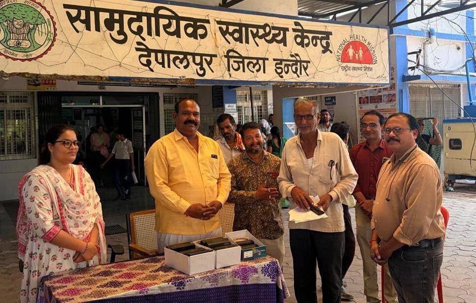 *सेवा सेतु अभियान के तहत सामुदायिक स्वास्थ्य केंद्र देपालपुर में नेत्र जांच शिविर आयोजित*
इंदौर, 06 अक्टूबर 2026
सेवा सेतु अभियान "सरकार आपके द्वार" के अंतर्गत इंदौर जिले के सामुदायिक स्वास्थ्य केंद्र देपालपुर में नेत्र जांच शिविर का आयोजन किया गया। यह शिविर नगर पंचायत अध्यक्ष प्र. श्री महेश पुरी गोस्वामी एवं पार्षद श्री सतीश मारू की अध्यक्षता में संपन्न हुआ।
बीएमओ डॉ. विभा नागर के मार्गदर्शन एवं नेतृत्व में स्वास्थ्य विभाग की टीम द्वारा शिविर में उपस्थित हितग्राहियों की नेत्र जांच की गई। बीपीएम श्री दिनेश पाटीदार ने शिविर एवं स्वास्थ्य विभाग की विभिन्न गतिविधियों की जानकारी दी। वहीं नेत्र सहायक श्री जी.एल. वर्मा द्वारा हितग्राहियों की नेत्र जांच की गई। उन्होंने बताया कि शिविर में जरूरतमंद हितग्राहियों को निःशुल्क चश्मे वितरित किए गए। साथ ही मोतियाबिंद एवं अन्य गंभीर नेत्र रोगों से पीड़ित मरीजों को चिन्हित कर आवश्यक उपचार एवं ऑपरेशन के लिए रेफर किया गया।
बीएमओ डॉ. विभा नागर ने कहा कि सेवा सेतु अभियान का उद्देश्य स्वास्थ्य सेवाओं को जरूरतमंद नागरिकों के द्वार तक पहुंचाना तथा समय पर जांच, उपचार एवं आवश्यक स्वास्थ्य सुविधाएं उपलब्ध कराना है। स्वास्थ्य विभाग जनसेवा के प्रति निरंतर प्रतिबद्ध है।
#JansamparkMP #indore #इंदौर #सेवासेतु #स्वास्थ्यसेवा
CM Madhya Pradesh
Jansampark Madhya Pradesh
Directorate of Health Services, Madhya Pradesh