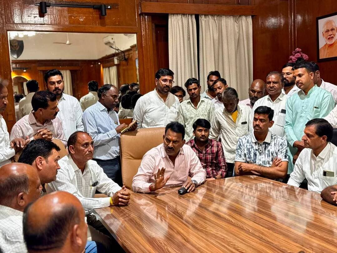 *सांवेर के किसानों को पर्याप्त पानी मिलेगा – मंत्री श्री तुलसीराम सिलावट*
---
*अल्पवर्षा की स्थिति में किसानों, मवेशियों एवं पशु-पक्षियों के लिए पेयजल की उपलब्धता सुनिश्चित करने के लिए आवश्यक व्यवस्थाएं की जाएंगी*
इंदौर, 6 अक्टूबर 2026
जल संसाधन मंत्री श्री तुलसीराम सिलावट ने मंगलवार को रेसीडेंसी कोठी परिसर में सांवेर क्षेत्र से आए सैकड़ों किसानों से चर्चा की। उन्होंने कहा कि इस वर्ष इंदौर सहित मालवा-निमाड़ क्षेत्र में अल्पवर्षा की स्थिति को देखते हुए सांवेर क्षेत्र के किसानों के साथ-साथ मवेशियों एवं पशु-पक्षियों के लिए पर्याप्त पानी उपलब्ध कराने के प्रयास किए जा रहे हैं। उन्होंने किसानों को आश्वस्त किया कि पानी की उपलब्धता को लेकर शासन द्वारा आवश्यक व्यवस्थाएं सुनिश्चित की जाएंगी।
मंत्री श्री सिलावट ने बताया कि सांवेर विधानसभा क्षेत्र के पालिया सहित सांवेर मंडल के 53 से अधिक गांवों में नर्मदा-गंभीर-शिप्रा लिंक योजना के माध्यम से पानी उपलब्ध कराया जा रहा है। इससे क्षेत्र के हजारों किसान लाभान्वित हो रहे हैं और उन्हें वर्ष में तीन फसलों तक की सुविधा मिल रही है। वर्तमान में यदि कहीं पानी की समस्या उत्पन्न होती है तो नर्मदा घाटी विकास योजना के माध्यम से पानी की पूर्ति के लिए आवश्यक प्रयास किए जाएंगे।
श्री सिलावट ने बताया कि मुख्यमंत्री डॉ. मोहन यादव के निर्देशानुसार जिला प्रशासन द्वारा अल्पवर्षा वाले क्षेत्रों का सर्वे कराया जा रहा है। सर्वे के आधार पर इंदौर जिले में आवश्यकतानुसार जलापूर्ति की व्यवस्था सुनिश्चित करने के लिए कार्य किया जा रहा है।
इस अवसर पर ग्राम पंचायत कांकरिया बोर्डिया, माताबरोडी, बसान्दा, बालोदा टाकुन, पाल कांकरिया, कछालिया, हरियाखेडी, बीबीखेडी, रतनखेडी, पिपलिया कायस्थ, बलधारा, पोटलोद, चन्द्रावतीगंज के सैकडों किसानों द्वारा इन्दौर उज्जैन ग्रीन फील्ड योजना का कार्य प्रारंभ करने पर हर्ष व्यक्त कर मध्यप्रदेश के मुख्यमंत्री डॉ. मोहन यादव का आभार व्यक्त किया गया। किसानों ने कहा कि यह ग्रीन फील्ड आने वाले वर्षों में आर्थिक उन्नति और विकास के द्वार खोलेगी और किसान खेतों में फसलों का उत्पादन कर खुशहाल जीवन व्यतीत करेंगे।
इस अवसर पर जनपद पंचायत इन्दौर के अध्यक्ष श्री विश्वजीतसिंह सिसौदिया, श्री अंतरसिंह दयाल, श्री शिवपालसिंह चावडा, श्री संतोष सिसौदिया, श्री जीवन सिंह, श्री राजेश पटेल, श्री ओम सेठ, श्री विनोद दयाल, जय बना सरपंचद्वय सहित सैकडों किसान मौजूद रहे।
----
#JansamparkMP #indore #इंदौर #सांवेर #किसान
CM Madhya Pradesh
Jansampark Madhya Pradesh
Tulsi Silawat