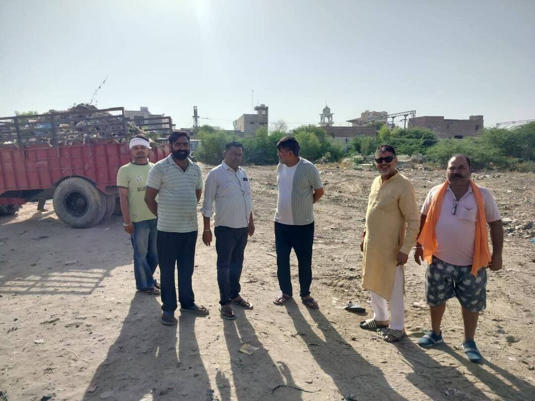 #संगरिया में बदलाव की शुरुआत: जनसुविधाओं को बेहतर बनाने की दिशा में अध्यक्ष Suman Rani सुमन सोनी के प्रयास जारी
रेलवे यार्ड के कच्चे रास्ते को जेसीबी से करवाया दुरुस्त, मिट्टी डलवाकर आवागमन बनाया सुगम।
संगरिया की आवाज़।
#संगरिया नगर पालिका की नवनियुक्त अध्यक्ष सुमन सोनी के पदभार ग्रहण करने के बाद शहर की सफाई व्यवस्था, लाइटिंग और आमजन से जुड़ी मूलभूत सुविधाओं को बेहतर बनाने की दिशा में लगातार प्रयास किए जा रहे हैं। इसी सकारात्मक पहल के तहत आज वितान बिहार के सामने रेलवे यार्ड से होकर गुरु नानक बस्ती की ओर जाने वाले बदहाल कच्चे रास्ते को दुरुस्त करवाया गया।
लंबे समय से खराब स्थिति में पड़े इस रास्ते के कारण यहां से पैदल रेलवे लाइन पार कर आने-जाने वाले लोगों को परेशानी का सामना करना पड़ता था। आमजन की इसी समस्या को ध्यान में रखते हुए जेसीबी मशीन से रास्ते को सीधा करवाया गया तथा मिट्टी डलवाकर आवागमन को पहले से अधिक सुगम बनाने का प्रयास किया गया।
छोटी पहल, बड़ी राहत!
शहर के विकास का वास्तविक अर्थ केवल बड़े निर्माण कार्य करवाना ही नहीं, बल्कि आम नागरिक की रोजमर्रा की परेशानियों को समझकर उनका समाधान करना भी है। रास्ते को दुरुस्त करवाने की यह पहल इसी सोच को दर्शाती है। स्थानीय लोगों को उम्मीद है कि इसी तरह शहर के अन्य क्षेत्रों में भी सफाई, रोशनी और बुनियादी सुविधाओं से जुड़ी समस्याओं पर ध्यान दिया जाएगा।
इस कार्य के लिए नगर पालिका अध्यक्ष सुमन सोनी तथा अध्यक्ष प्रतिनिधि Sanjeev Kumar Soni संजीव सोनी का धन्यवाद एवं आभार। जनहित से जुड़े ऐसे प्रयास शहर को बेहतर बनाने में महत्वपूर्ण भूमिका निभाते हैं।
संगरिया की पहचान तभी और मजबूत होगी, जब विकास की रोशनी शहर के हर गली-मोहल्ले तक पहुंचेगी और आमजन की समस्याओं का समाधान प्राथमिकता से होगा।
Vijay Singh Beniwal ✍️
संगरिया की आवाज़
विजयसिहं बैनिवाल