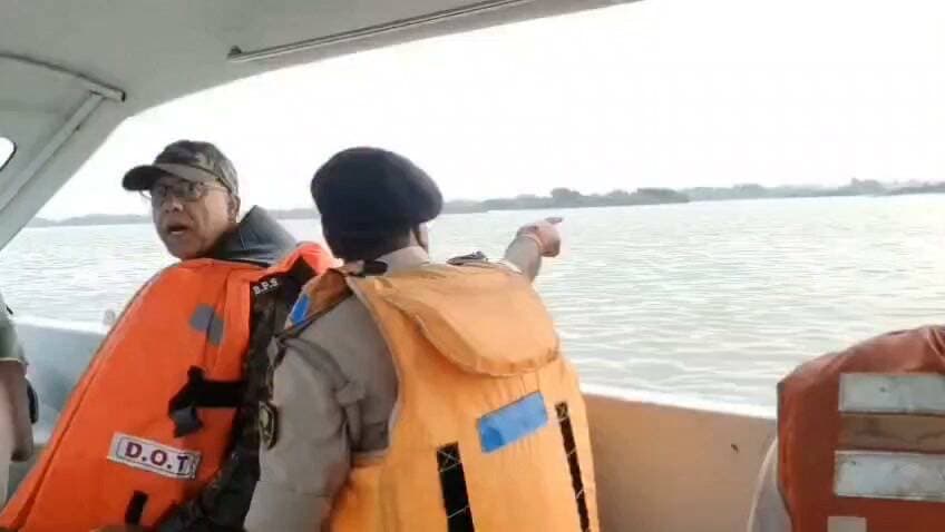 अवैध खनन को लेकर सदर एसडीपीओ टू रंजीत कुमार के नेतृत्व में छपेमारी में दो नाव जप्त