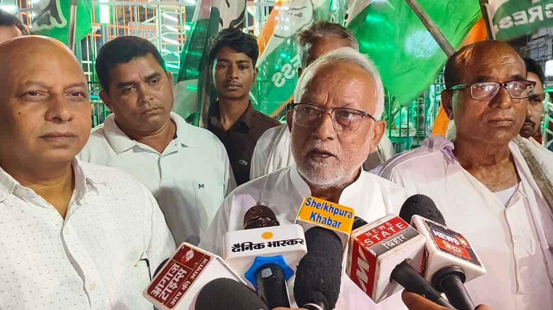 शेखपुरा में कांग्रेस का विरोध मार्च, ज्ञानेश कुमार के इस्तीफे की मांग।
लोकतंत्र और मताधिकार की रक्षा तथा मतदाता सूची में कथित अनियमितताओं के विरोध में मंगलवार को शेखपुरा जिला कांग्रेस कमेटी की ओर से विरोध मार्च निकाला गया। प्रदेश कांग्रेस उपाध्यक्ष जितेंद्र नाथ पटेल के नेतृत्व में पटेल चौक से अंबेडकर चौक तक निकले इस विरोध मार्च में बड़ी संख्या में कांग्रेस नेता और कार्यकर्ता शामिल हुए। कार्यकर्ताओं ने मुख्य चुनाव आयुक्त ज्ञानेश कुमार के इस्तीफे, मतदाता सूची से हटाए गए पात्र मतदाताओं के नाम पुनः जोड़ने तथा चुनाव प्रक्रिया में पारदर्शिता की मांग को लेकर नारेबाजी की।
यह विरोध मार्च दिल्ली में राहुल गांधी सहित विपक्षी नेताओं के चुनाव आयोग की ओर मार्च के दौरान हिरासत में लिए जाने के बाद आयोजित किया गया। 6 अक्टूबर को दिल्ली में INDIA गठबंधन के सांसदों ने मुख्य चुनाव आयुक्त ज्ञानेश कुमार के इस्तीफे और SIR प्रक्रिया को लेकर विरोध प्रदर्शन किया था। पुलिस ने मार्च को रोककर राहुल गांधी, प्रियंका गांधी सहित कई नेताओं को हिरासत में लिया।
जितेंद्र नाथ पटेल ने कहा—मतदाता का अधिकार लोकतंत्र की बुनियाद।
विरोध मार्च को संबोधित करते हुए प्रदेश कांग्रेस उपाध्यक्ष जितेंद्र नाथ पटेल ने कहा कि लोकतंत्र में सबसे महत्वपूर्ण अधिकार जनता का मतदान का अधिकार है। यदि किसी पात्र नागरिक का नाम मतदाता सूची से बिना उचित कारण के हट जाता है तो यह केवल एक व्यक्ति की समस्या नहीं, बल्कि लोकतांत्रिक व्यवस्था से जुड़ा गंभीर विषय है।
उन्होंने कहा कि कांग्रेस नेता राहुल गांधी लोकतंत्र और जनता के मताधिकार की रक्षा के लिए सत्याग्रह कर रहे हैं। दिल्ली में उनके सहित विपक्षी नेताओं को हिरासत में लिया जाना लोकतांत्रिक तरीके से अपनी बात रखने वाले जनप्रतिनिधियों के अधिकारों पर सवाल खड़ा करता है। उन्होंने कहा कि कांग्रेस कार्यकर्ता लोकतांत्रिक और संवैधानिक तरीके से अपनी आवाज उठाते रहेंगे।
जितेंद्र नाथ ने कहा कि मतदाता सूची के विशेष गहन पुनरीक्षण (SIR) को लेकर देशभर में गंभीर सवाल उठ रहे हैं। उपलब्ध रिपोर्टों के अनुसार विभिन्न चरणों में लगभग 13.4 करोड़ नाम ड्राफ्ट मतदाता सूचियों में शामिल नहीं दिखे हैं, हालांकि यह संख्या अंतिम रूप से मतदाता सूची से स्थायी रूप से हटाए गए मतदाताओं की संख्या नहीं है।
उन्होंने कहा कि कई परिवारों में ऐसी शिकायतें सामने आ रही हैं कि एक ही घर के कुछ सदस्यों के नाम सूची में मौजूद हैं, जबकि दूसरे पात्र सदस्यों के नाम नहीं मिल रहे हैं। कांग्रेस की मांग है कि ऐसे सभी मामलों की निष्पक्ष जांच हो और पात्र मतदाताओं को उनका मतदान का अधिकार सुनिश्चित किया जाए।
चार लोगों पर लगाए गंभीर आरोप
जितेंद्र नाथ पटेल ने कहा कि कांग्रेस और विपक्ष की ओर से प्रधानमंत्री नरेंद्र मोदी, केंद्रीय गृह मंत्री अमित शाह, आरएसएस प्रमुख मोहन भागवत और मुख्य चुनाव आयुक्त ज्ञानेश कुमार पर ‘वोट चोरी’ को लेकर गंभीर राजनीतिक आरोप लगाए जा रहे हैं। उन्होंने कहा कि इन आरोपों की निष्पक्ष जांच होनी चाहिए और चुनाव आयोग को उठ रहे सवालों का स्पष्ट जवाब देना चाहिए। राहुल गांधी ने भी मंगलवार के दिल्ली प्रदर्शन के दौरान इन चारों पर इसी तरह के आरोप लगाए थे।
उन्होंने कहा कि मुख्य चुनाव आयुक्त ज्ञानेश कुमार के इस्तीफे की मांग को लेकर दिल्ली सहित देश के विभिन्न हिस्सों में विरोध प्रदर्शन हो रहे हैं। कांग्रेस नेताओं का कहना है कि चुनाव आयोग को राजनीतिक दलों और जनप्रतिनिधियों द्वारा उठाए जा रहे सवालों का जवाब पारदर्शी तरीके से देना चाहिए। वहीं, चुनाव आयोग और केंद्र सरकार ने मतदाता सूची के पुनरीक्षण में किसी राजनीतिक उद्देश्य से इनकार किया है और आयोग का कहना है कि प्रक्रिया का उद्देश्य मतदाता सूची को अधिक सटीक बनाना है।
बड़ी संख्या में कांग्रेस नेता व कार्यकर्ता रहे मौजूद।
विरोध मार्च में जिला अध्यक्ष आनंदी कुमार यादव, विपिन चौरसिया, प्रमोद यादव, दानी प्रसाद, आमिर राज मंडल, संजय सिंह, पिंटू कुमार, गौतम साह, चुनूं साव, अफसर खान, गोल्डन खां सहित जिला कांग्रेस के नेता, पदाधिकारी और कार्यकर्ता शामिल रहे।
कांग्रेस नेताओं ने कहा कि मतदाता सूची में पारदर्शिता, प्रत्येक पात्र नागरिक के मताधिकार की सुरक्षा और चुनावी संस्थाओं की जवाबदेही के मुद्दे पर पार्टी आगे भी लोकतांत्रिक तरीके से संघर्ष जारी रखेगी। मार्च के दौरान कार्यकर्ताओं ने “वोट का अधिकार सुरक्षित करो”, “मुख्य चुनाव आयुक्त ज्ञानेश कुमार इस्तीफा दो” सहित विभिन्न नारे लगाए और अंबेडकर चौक पर विरोध प्रदर्शन किया।