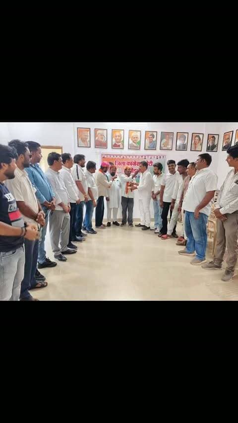नवनिर्वाचित युवा कांग्रेस पदाधिकारियों का जिला कांग्रेस कार्यालय पर स्वागत
चित्तौड़गढ़। युवा कांग्रेस के हाल ही में संपन्न हुए संगठनात्मक चुनावों में विजय प्राप्त कर नवनिर्वाचित पदाधिकारियों के प्रथम बार जिला कांग्रेस कार्यालय पहुंचने पर जिला कांग्रेस कमेटी की ओर से उनका आत्मीय स्वागत एवं अभिनंदन किया गया।
नवनिर्वाचित विधानसभा अध्यक्ष राम रतन गाडरी, ब्लॉक अध्यक्ष रोहित खटीक एवं जिला महासचिव जीवन रावत ने जिला कांग्रेस कमेटी के जिला अध्यक्ष प्रमोद सिंह सिसोदिया से आशीर्वाद एवं मार्गदर्शन प्राप्त किया। इस अवसर पर जिला कांग्रेस कमेटी की ओर से नवनिर्वाचित पदाधिकारियों का उपरना ओढ़ाकर एवं मुंह मीठा करवाकर स्वागत किया गया तथा उनके उज्ज्वल राजनीतिक भविष्य के लिए शुभकामनाएं प्रेषित की गईं।
इस अवसर पर उपस्थित कांग्रेसजनों ने नवनिर्वाचित पदाधिकारियों को बधाई देते हुए कहा कि युवा कांग्रेस संगठन की रीढ़ है। युवाओं की सक्रि�