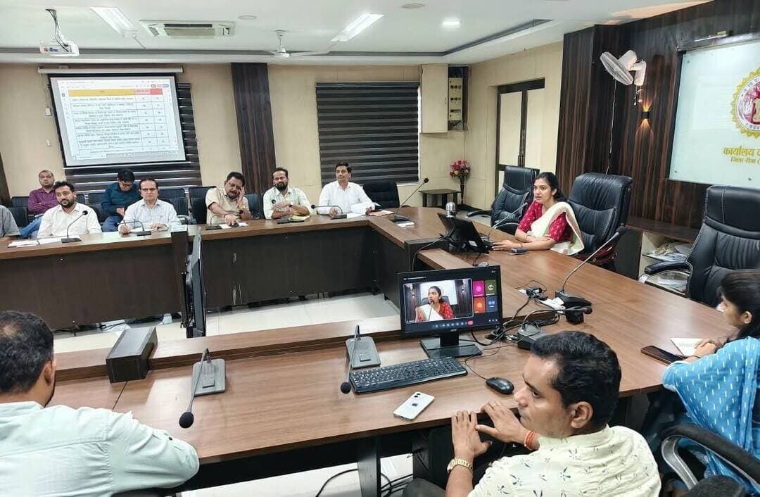 *कलेक्टर सृष्टि देशमुख गौड़ा ने दिए सख्त निर्देश, सीएम हेल्पलाइन में 100 दिन से अधिक लंबित पत्रों का शत-प्रतिशत निराकरण करें, लापरवाही नहीं होगी बर्दाश्त*
*कलेक्ट्रेट सभागार में हुई समीक्षा बैठक, 50 और 100 दिन से लंबित प्रकरणों से जिले की रैंकिंग प्रभावित, पेंशन-अनुकंपा-मजदूरी भुगतान के मामले 7 दिन में निपटाने के निर्देश, बिजली बिल सुधार के 250 आवेदनों का 3 दिन में होगा निराकरण*
रीवा। कलेक्ट्रेट सभागार में आयोजित बैठक में प्रभारी कलेक्टर श्रीमती सृष्टि देशमुख गौड़ा ने कहा कि सभी अधिकारी सीएम हेल्पलाइन में सौ दिन से अधिक समय से लंबित पत्रों का शत-प्रतिशत निराकरण करें। मांग आधारित पत्रों को बंद कराएं। प्रत्येक आवेदन पत्र पर समुचित कार्यवाही करें।
*लापरवाही नहीं होगी सहन, रैंकिंग हो रही प्रभावित*
उन्होंने कहा इसमें किसी भी तरह की लापरवाही सहन नहीं की जाएगी। वरिष्ठ अधिकारियों द्वारा सीएम हेल्पलाइन में लंबित आवेदनों के निराकरण की लगातार समीक्षा की जा रही है। सीएम हेल्पलाइन में 50 दिन और सौ दिन से अधिक समय से लंबित प्रकरणों की बड़ी संख्या के कारण जिले की रैंकिंग प्रभावित हो रही है। सभी अधिकारी पेंशन, अनुकंपा नियुक्ति, मजदूरी भुगतान तथा स्थापना से जुड़े अन्य प्रकरणों का सात दिन में निराकरण कराएं।
*विभागवार दिए निर्देश*
बैठक में महिला एवं बाल विकास विभाग की समीक्षा करते हुए प्रभारी कलेक्टर ने कहा कि लाड़ली लक्ष्मी योजना में छात्रवृत्ति से संबंधित आवेदनों की त्रुटियां दूर करके छात्राओं को भुगतान कराएं। मेडिकल कालेज में लंबित सीएम हेल्पलाइन प्रकरणों पर डीन मेडिकल कालेज तथा अधीक्षक सुपर स्पेशलिटी हॉस्पिटल एवं अधीक्षक संजय गांधी हॉस्पिटल तत्परता से कार्यवाही करें।
अधीक्षण यंत्री विद्युत मण्डल बिजली बिलों में सुधार के सभी 250 आवेदनों का तीन दिन में निराकरण कराएं। जिला प्रबंधक नागरिक आपूर्ति निगम उपार्जन से संबंधित प्रकरणों में किसानों को तीन दिन में भुगतान कराकर प्रकरण निराकृत करें।
बैठक में खाद्य, नगरीय विकास, ग्रामीण विकास, उच्च शिक्षा, सहकारिता, स्कूल शिक्षा, पीएचई, ऊर्जा, स्वास्थ्य तथा राजस्व विभाग में लंबित प्रकरणों की समीक्षा की गई। बैठक में डिप्टी कलेक्टर अदिति जैन तथा सभी संबंधित अधिकारी उपस्थित रहे।