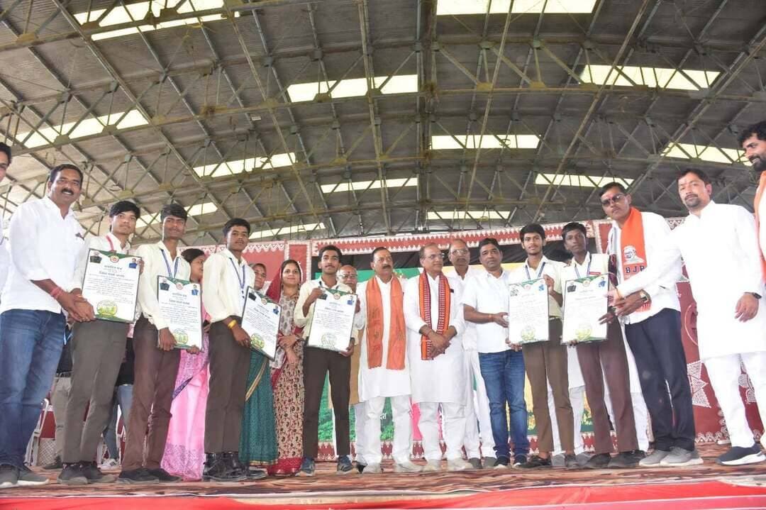 खेती किसानी में समृद्ध मंदसौर जिला
तरक्की के नए आयामों को स्पर्श कर रहा है मुख्यमंत्री डॉ यादव
मंदसौर में बलराम कृषि महोत्सव को मुख्यमंत्री ने वर्चुअल संबोधित किया
मुख्यमंत्री डॉ. मोहन यादव ने कहा है कि खेती किसानी तथा औषधी फसलों में समृद्ध मंदसौर जिला अब तरक्की के नए आयामों को स्पर्श कर रहा है। ऐट लेन एक्सप्रेस वे, गांधी सागर चीता प्रोजेक्ट, पशुपतिनाथ लोक जैसी कई सौगातें जिले को मिली है। आगामी दिनों में मंदसौर नीमच जिलो को एयरपोर्ट सुविधा, परिवहन सेवा की बसों के माध्यम से भोपाल की सीधी कनेक्टिविटी मिलेगी। मुख्यमंत्री वर्चुअल माध्यम से मंदसौर जिले से जुड़कर बलराम कृषि महोत्सव को संबोधित कर रहे थे। कृषि उपज मंडी परिसर मंदसौर में आयोजित बलराम कृषि महोत्सव में सांसद श्री सुधीर गुप्ता, मध्य प्रदेश अपेक्स बैंक चेयरमैन श्री महेंद्र सिंह यादव, जिला पंचायत अध्यक्ष श्रीमती दुर्गा विजय पाटीदार, जिला पंचायत उपाध्यक्ष डॉ मनुप्रिया यादव, नगर पालिका अध्यक्ष श्रीमती रमादेवी बंशीलाल गुर्जर, पूर्व विधायक श्री यशपाल सिंह सिसोदिया, जिला योजना समिति सदस्य श्री राजेश दीक्षित, श्री कपिल यार्दे, श्री कप्तान सिंह, श्री मनोज लदवे, पूर्व विधायक श्री देवीलाल धाकड़, श्री योगेंद्र सिंह चुंडावत, श्री धीरज पाटीदार, श्री चंद्रप्रकाश पन्डा, श्री रणजीत सिंह, जनपद पंचायत अध्यक्ष श्री बसंत शर्मा, श्री महेश जुनवाल, श्री विजय सुराणा, श्री शिवराज सिंह, श्री गौरव अग्रवाल, श्री गणपत सिंह आंजना, श्री मदन लाल राठौर, कलेक्टर श्री दिव्यांक सिंह, पुलिस अधीक्षक श्री विनोद कुमार मीना, एसडीएम श्री शुभम पाटीदार, उपसंचालक कृषि श्री रवीन्द्र मोदी तथा बड़ी संख्या में किसान उपस्थित थे।
मुख्यमंत्री ने अपने संबोधन में कहा कि आज के दौर में नवीन तकनीक के माध्यम से मंदसौर जिला श्रेष्ठ खेती किसानी कर रहा है। जिले में औषधि फसले भी उल्लेखनीय है। एक जिला एक उत्पाद के तहत मंदसौर जिले के लहसुन की भी प्रतिष्ठा है जिसकी ब्रांडिंग मार्केटिंग शासन द्वारा की जा रही है। मुख्यमंत्री ने कहा कि प्रदेश शासन द्वारा अब किसानों को दिन में 10 घंटे बिजली दी जाएगी जिससे किसान को रात्री में सिंचाई का झंझट नहीं रहेगा। प्रदेश में दुग्ध उत्पादन में वृद्धि का जिक्र करते हुए मुख्यमंत्री ने कहा कि अब गांव-गांव में दुग्ध समितियां बनाई जा रही हैं। ऑर्गेनिक घी और दूध की योजना साकार हो रही है दुग्ध उत्पादन 12% से बड़ाकर 20% वृद्धि करने का लक्ष्य है। मुख्यमंत्री ने आगामी त्योहारों की बधाई देते हुए कहा कि गोवर्धन पूजा पर कार्यक्रम आयोजित करके उन्नत पशुपालकों को पुरस्कार भी दिया जाएगा।
कार्यक्रम में उपस्थित सांसद श्री सुधीर गुप्ता ने कहा कि मुख्यमंत्री डॉ. मोहन यादव के नेतृत्व में प्रदेश शासन किसान कल्याण के लिए कृत संकल्पित है शासन ने सिंचाई योजनाओं के बजट में उल्लेखनीय वृद्धि की है। किसान हित को ध्यान में रखते हुए मुख्यमंत्री द्वारा वर्ष 2026 को किसान कल्याण वर्ष घोषित किया है। सोयाबीन फसल में पीला मोजैक बीमारी का सर्वे करवाया गया है। उपज से उद्यम योजना क्रियान्वित की जा रही है। श्री गुप्ता ने कहा कि किसान देश का अन्नदाता है अर्थव्यवस्था का आधार है किसान का स्थान सर्वश्रेष्ठ है।
अपेक्स बैंक चेयरमैन श्री महेंद्र सिंह यादव ने अपने संबोधन में कहा कि अन्नदाता किसानों के हित में कृत संकल्पित मध्य प्रदेश शासन द्वारा वर्ष 2026 को किसान कल्याण वर्ष घोषित किया जाकर किसान हित में कार्यक्रम आयोजित किये जा रहे हैं। किसानों को भरपूर बिजली दी जा रही है अब दिन में भी भरपूर बिजली दी जाकर किसानों को रात्री में सिंचाई की झंझटों परेशानी से छुटकारा दिलाया जा रहा है। शून्य प्रतिशत ब्याज पर फसल ऋण दिया जा रहा है, किसानों को सम्मान निधि दी जा रही है, प्रधानमंत्री श्री नरेंद्र मोदी के जन्मदिन के उपलक्ष में सेवा के कार्य प्रदेश में चल रहे हैं, प्रधानमंत्री द्वारा निरंतर देश हित में कार्य किया जा रहा है, मध्य प्रदेश में 255 करोड रुपए लागत के दुग्ध संयंत्र का प्रावधान किया गया है, दुग्ध उत्पादक किसानों को कई सुविधा दी जा रही हैं, प्रदेश शासन ने गांव में मकान का दस्तावेजीकरण करवा कर सौगात दी है, इससे अब संपत्ति पर बैंक से ऋण प्राप्त हो सकता है अन्य सुविधाएं मिल सकती हैं मध्य प्रदेश में राज्य परिवहन की बस सेवा प्रारंभ कर दी गई है।
श्री राजेश दीक्षित ने अपने संबोधन में कहा कि किसान हित में मध्य प्रदेश सरकार द्वारा उल्लेखनीय कार्य किये जा रहे हैं। 0% ब्याज पर फसल ऋण, भरपूर बिजली जैसे कई कार्य उल्लेखनीय हैं। मध्य प्रदेश शासन हमेशा किसान के साथ खड़ा है।
कार्यक्रम में श्री कप्तान सिंह ने अपने संबोधन में कहा कि किसान की समृद्धि के लिए मध्य प्रदेश शासन द्वारा योजनाएं संचालित की जा रही है। किसानों से प्राप्त सुझाव और उनकी मांग अनुसार मुख्यमंत्री डॉ यादव द्वारा किसान हित में नीतियां बनाई जा रही है।
पूर्व विधायक श्री यशपाल सिंह सिसोदिया ने अपने उद्बोधन में कहा कि खेती को लाभ को धंधा बनाने का कार्य मध्यप्रदेश में किया जा रहा है। शासन द्वारा बलराम कृषि महोत्सव का आयोजन किया जा रहा है। भावांतर राशि का लाभ देने के लिए पंजीयन किए जा रहे हैं।
कार्यक्रम में जिले के उन्नत कृषकों को अतिथियों द्वारा सम्मानित किया गया इस अवसर पर प्रदर्शनी भी आयोजित की गई।
#मंदसौर
#Mandsaur