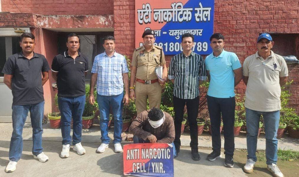 दिनांक - 03.10.2026
एंटी नाकोटिक सेल की टीम ने करीब 55 लाख रूपये कीमत की 255 ग्राम हीरोइन (स्मैक) सहित एक युवक को किया गिरफ्तार।
डीएसपी रजत गुलिया ने पत्रकारों से वार्ता करते हुए बताया कि पुलिस अधीक्षक कमलदीप गोयल के मार्गदर्शन में जिला पुलिस की सभी टीमें लगातार नशा तस्करों पर लगातार कड़ी कार्यवाही कर रही है। इसी कड़ी में कार्यवाही करते हुए एंटी नाकोटिक सेल की टीम ने देर रात कार्रवाई करते हुए करीब 55 लाख रूपये कीमत की 255 ग्राम हीरोइन (स्मैक) सहित एक युवक को गिरफ्तार करने में सफलता हासिल की है। आरोपी के खिलाफ एनडीपीएस एक्ट के तहत केस दर्ज किया गया। आरोपी को कोर्ट में पेश कर रिमांड पर लिया गया है ताकि पता लगाया जा सके कि आरोपी कहां से नशीले पदार्थ लेकर आया था और कहां बेचे की फिराक में था।
डीएसपी रजत गुलिया ने बताया कि एंटी नारकोटिक सेल के इंचार्ज अनिल कुमार को सूचना मिली कि एक युवक विजय कॉलोनी में नशा बेचने का काम कर रहा है। इस सूचना के आधार पर एएसआईं अमित कुमार, जसबीर सिंह, कर्मवीर, कुलदीप सैनी, अंकित व आशीष की टीम का गठन किया गया। टीम ने मौके पर जाकर वहां घूम रहे युवक को गिरफ्तार किया। मौके पर ड्यूटी मजिस्ट्रेट को बुलाया गया। जिसके सामने पकड़े गए युवक की तलाश लिए तो उसके पास है 255 ग्राम हीरोइन (स्मैक) बरामद हुई। जिसकी पहचान विजय कॉलोनी वासी बिरजू पुत्र सुबोध के नाम से हुई। आरोपी के खिलाफ केस दर्ज किया गया और उसे कोर्ट में पेश कर रिमांड पर लिया गया। पुलिस मामले की जांच कर रही है कि आरोपी कहां से निकले पदार्थ लेकर आया था और कहां पर बेचने की फिराक में था। इंचार्ज अनिल कुमार ने बताया कि पकड़ी गई हीरोइन की कीमत करीब 55 लाख रुपए बताई जा रही है।
