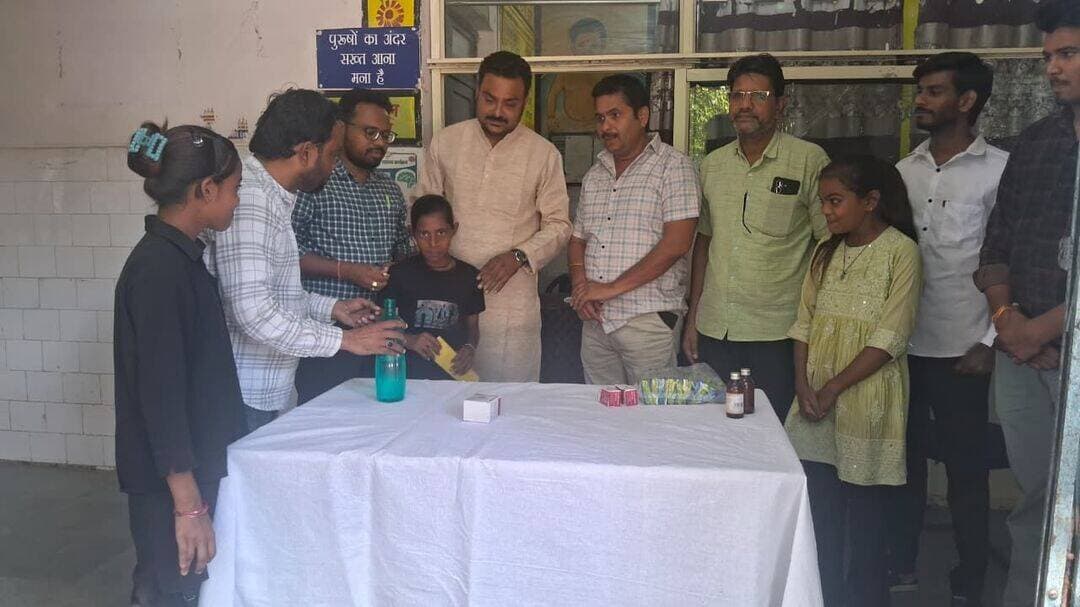 विजयपुर क्षेत्र में 1 लाख से अधिक बच्चों द्वारा एलबेंडाजोल टेबलेट का सेवन
-----
कलेक्टर सुश्री शीला दाहिमा के मार्गदर्शन में राष्ट्रीय कृमि मुक्ति दिवस के अवसर पर विजयपुर विकासखण्ड क्षेत्र में 1 से 19 वर्ष तक के 1 लाख 1 हजार 394 बच्चों द्वारा कृमिनाशक टेबलेट एजबेंडाजोल का सेवन किया गया।
सामुदायिक स्वास्थ्य केन्द्र विजयपुर में आयोजित विकासखण्ड स्तरीय कार्यक्रम के माध्यम से भाजपा मंडल अध्यक्ष श्री शुभम मुदगल द्वारा बच्चों को दवा खिलाकर इस अभियान की शुरूआत की गई। इस अवसर पर बीएमओ डॉ राघवेन्द्र कर्ण, भाजपा के जिला कोषाध्यक्ष श्री अखिलेश शर्मा, मंडल मंत्री श्री संतराम प्रजापति, बीपीएम दिलीप डंडोतिया, बी ई ई श्री साहिब कुरैशी, बी सी एम श्री कमल किशोर आदि उपस्थित रहे।
सीएमएचओ डॉ दिलीप सिकरवार ने बताया कि राष्ट्रीय कृमि मुक्ति दिवस के अवसर पर विजयपुर विकासखंड में 1,01,394, कराहल विकासखंड में 57,484 श्योपुर- बड़ौदा में 103539 बच्चों को एल्बेंडाजोल गोली का सेवन कराया गया, टेबलेट खाने से शेष रहे बच्चों को 09 अक्टूबर को आयोजित मॉपअप राउंड में कवर किया जायेगा।
-
CM Madhya Pradesh
Jansampark Madhya Pradesh
<nis:link nis:type=tag nis:id=jansamparkmp nis:value=JansamparkMP nis:enabled=true nis:link/>
<nis:link nis:type=tag nis:id=sheopur nis:value=sheopur nis:enabled=true nis:link/>