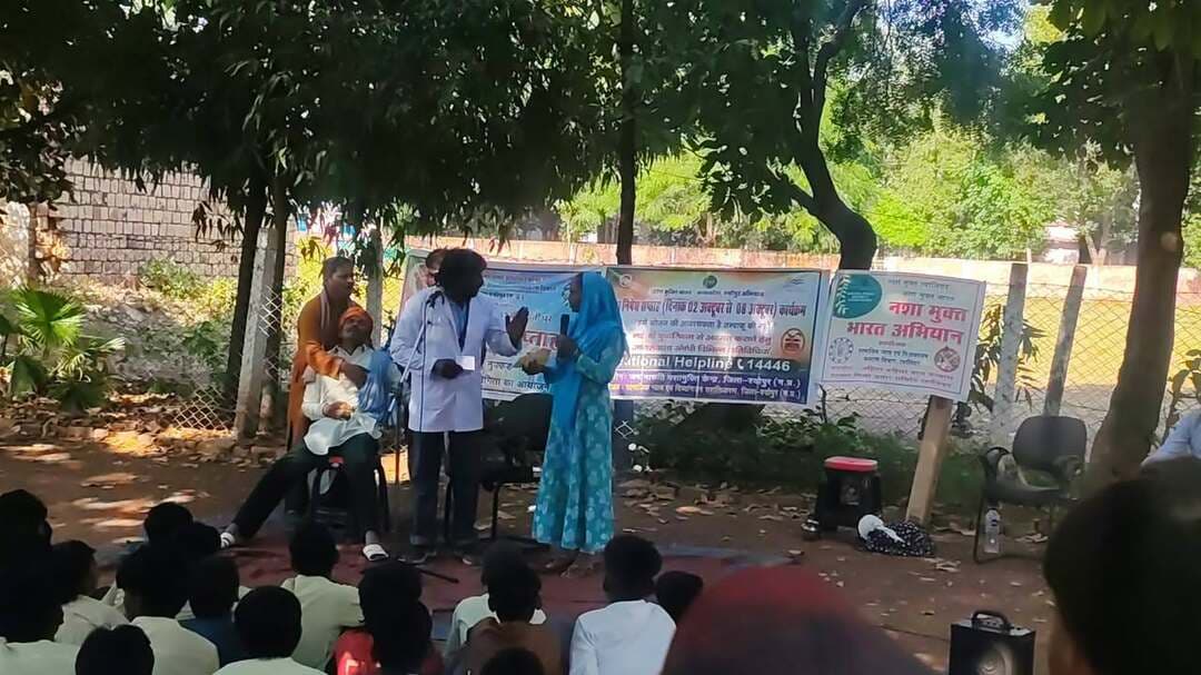 कराहल में नशामुक्ति कार्यक्रम आयोजित
-----
राष्ट्रपिता महात्मा गांधी की जयंती के अवसर पर मनाए जा रहे मद्य निषेध सप्ताह (02 से 08 अक्टूबर) के तहत नशामुक्ति पर आधारित जागरूकता कार्यक्रम आयोजित किये जा रहे है।
इसी क्रम में कलेक्टर सुश्री शीला दाहिमा के मार्गदर्शन तथा सामाजिक न्याय एवं दिव्यांगजन सशक्तिकरण विभाग अंतर्गत अशासकीय संस्था अशोक शिक्षा प्रचार समिति (जय मारूति नशा मुक्ति केंद्र) के सहयोग से नशा मुक्त भारत अभियान और सेवा मेरा योगदान अंतर्गत शासकीय उत्कृष्ट विद्यालय कराहल में नशे के दुष्परिणामों पर आधारित नाट्य प्रस्तुति दी गई।
आस्था कला नाट्य मंच ग्वालियर के निर्देशक श्री नेमीचंद के नेतृत्व में रंगकर्मी मंगल सिंह, प्रमोद शर्मा, वासु द्विवेदी और ज्योति शर्मा ने अपने सजीव अभिनय से दर्शाया कि कैसे मादक द्रव्य, तंबाकू, सिगरेट, गुटखा और शराब के सेवन की शुरुआत एक छोटे से शौक से होती है और धीरे-धीरे यह इंसान को कैंसर जैसी गंभीर बीमारियों, मानसिक अवसाद और असमय मौत के मुहाने पर खड़ा कर देती है। नाटक में यह भी बहुत ही प्रभावी ढंग से दिखाया गया कि एक व्यक्ति की लत के कारण पूरे परिवार को किस प्रकार आर्थिक तंगी और कलह का सामना करना पड़ता है।
नाट्य प्रस्तुतियों से प्रभावित होकर उपस्थित ग्रामीणों, महिलाओं, युवाओं और स्कूली बच्चों ने नशे के इन घातक दुष्परिणामों से दूर रहने का संकल्प लिया। कार्यक्रमों के अंत में सभी उपस्थित जनों को जीवन में कभी भी नशा न करने तथा अपने आसपास के लोगों को भी जागरूक करने की़ शपथ दिलाई गई।
इन जन-जागरूकता कार्यक्रमों में सामाजिक न्याय एवं दिव्यांगजन सशक्तिकरण विभाग से जय मारुति नशामुक्ति केंद्र के समन्वयक अनिल कुमार, सोशल वर्कर यासमीन, नशामुक्ति वर्कर जीतेन्द्र राठौर एवं इरफान खान सहित स्थानीय जनप्रतिनिधि, शिक्षक और बड़ी संख्या में ग्रामीण उपस्थित रहे।
-
CM Madhya Pradesh
Jansampark Madhya Pradesh
#JansamparkMP
#sheopur