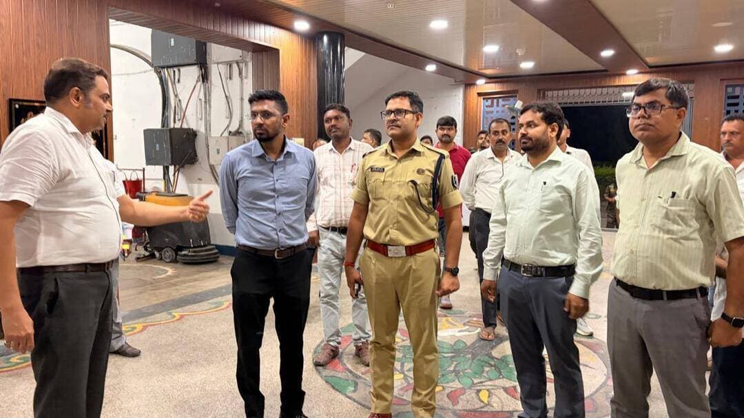 27 अक्टूबर को एमआईटी में होगी तिरहुत स्नातक-शिक्षक चुनाव की मतगणना, डीएम-एसएसपी ने तैयारियों का लिया जायजा
बिहार विधान परिषद के तिरहुत स्नातक एवं शिक्षक निर्वाचन को लेकर मुजफ्फरपुर जिला प्रशासन ने मतगणना की तैयारियां तेज कर दी हैं। इसी क्रम में जिला निर्वाचन पदाधिकारी-सह-जिलाधिकारी कुमार गौरव और वरीय पुलिस अधीक्षक कांतेश कुमार मिश्र ने एमआईटी परिसर का भ्रमण कर तैयारियों का जायजा लिया।
जिलाधिकारी ने बताया कि 27 अक्टूबर को एमआईटी के प्रशासनिक भवन में मतगणना होगी। इसके साथ ही एमआईटी में मुजफ्फरपुर जिले का डिस्पैच सेंटर और मुजफ्फरपुर, सीतामढ़ी, शिवहर एवं वैशाली के पोल्ड बैलेट बॉक्स का स्ट्रॉंग रूम भी बनाया जाएगा।
निरीक्षण के दौरान अधिकारियों को भारत निर्वाचन आयोग के सभी दिशा-निर्देशों और निर्धारित प्रोटोकॉल का अक्षरशः पालन करते हुए समयबद्ध और त्रुटिहीन तैयारी करने का निर्देश दिया गया।
डीएम और एसएसपी ने स्पष्ट किया कि स्वतंत्र, निष्पक्ष, भयमुक्त और पारदर्शी माहौल में चुनाव प्रक्रिया संपन्न कराना प्रशासन की सर्वोच्च प्राथमिकता है। स्ट्रॉंग रूम की सुरक्षा के साथ सीसीटीवी निगरानी, नियंत्रण कक्ष की सक्रियता, दंडाधिकारी और पुलिस पदाधिकारियों की तैनाती सुनिश्चित करने को कहा गया है।
वहीं, मतगणना के दौरान भीड़ प्रबंधन, यातायात व्यवस्था और विधि-व्यवस्था को लेकर भी प्रशासन पूरी तरह अलर्ट रहेगा।
#TirhutGraduateElection #TirhutTeacherElection
#Muzaffarpur #MITMuzaffarpur #TirhutNow