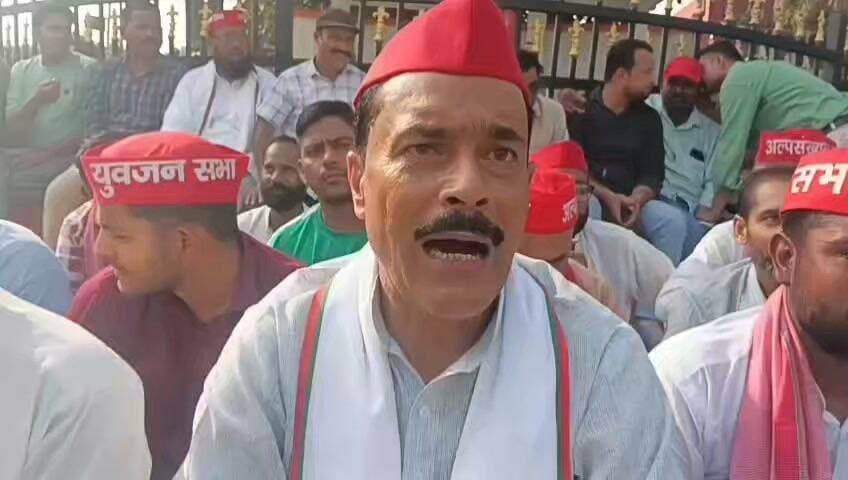 शाहजहांपुर समाजवादी पार्टी के जिला अध्यक्ष पूर्व चेयरमैन तनबीर खान के नेतृत्व में हुआ धरना प्रदर्शन क्या है पूरा मामला देखिए रिपोर्ट शाहजहांपुर उत्तर प्रदेश