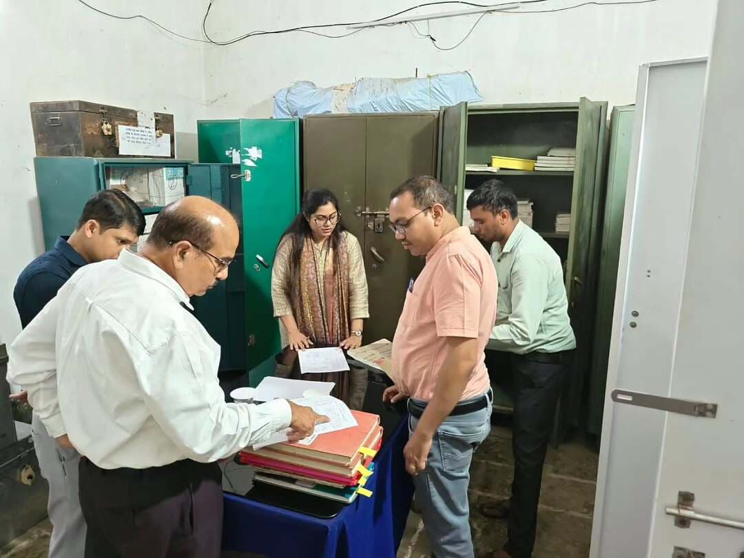 कलेक्टर ने किया जिला कोषालय का निरीक्षण
कलेक्टर श्रीमती रेना जमील ने जिला कोषालय सूरजपुर का अर्धवार्षिक निरीक्षण कर स्ट्रांग रूम, डबल लॉक, पंजियों एवं दस्तावेजों के रखरखाव का भौतिक सत्यापन किया। उन्होंने अधिकारियों-कर्मचारियों को कार्यालयीन समय में उपस्थित रहकर कार्यों का सुचारू एवं व्यवस्थित संचालन सुनिश्चित करने के निर्देश दिए।
#Surajpur #DistrictAdministration #CollectorSurajpur #GoodGovernance
@chhattisgarhcmo @dpr.chhattisgarh @rena_jamil_ias
