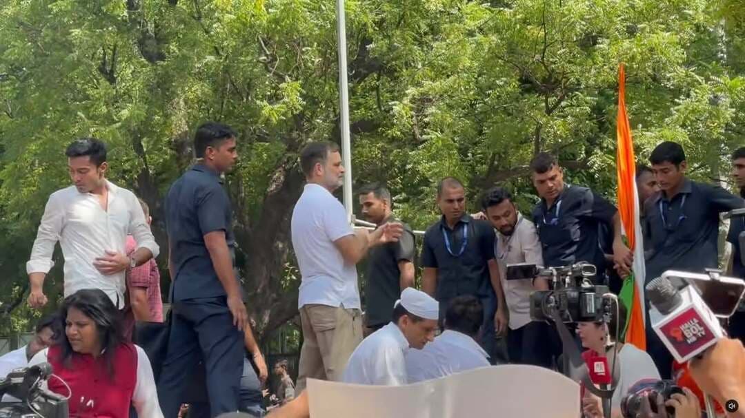 दिल्ली में सियासी घमासान! बैरिकेड्स पर चढ़े राहुल गांधी
दिल्ली में चुनाव आयोग के कार्यालय के घेराव के लिए निकले INDIA ब्लॉक के मार्च के दौरान राहुल गांधी बैरिकेड्स पर चढ़ गए. राहुल गांधी के बाद प्रियंका गांधी और सांसद दीपेंद्र सिंह हुड्डा भी बैरिकेड्स पर नजर आए.
प्रदर्शन के दौरान चुनाव आयोग और मुख्य चुनाव आयुक्त ज्ञानेश कुमार के इस्तीफे की मांग को लेकर INDIA ब्लॉक के नेताओं और कार्यकर्ताओं ने जोरदार विरोध जताया.
राहुल गांधी ने साफ संकेत दिया कि ज्ञानेश कुमार के इस्तीफे की मांग को लेकर उनका विरोध आगे भी जारी रहेगा.
🔥 दिल्ली की सड़कों पर बढ़ा सियासी तापमान!
सीतामढ़ी प्राइम न्यूज़ |
#RahulGandhi #GyaneshKumar #INDIABloc #ElectionCommissionOfIndia #PriyankaGandhi #Congress #DelhiNews #DelhiProtest #IndianPolitics #PoliticalNews #ElectionCommission #BreakingNews #SitamarhiPrimeNews #Sitamarhiचाहें