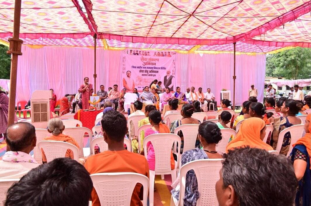 सेवा संकल्प अभियान के तहत ग्राम जोंधरापदर में आयोजित सेवा सेतु शिविर में कोंडागांव विधायक एवं बस्तर विकास प्राधिकरण की उपाध्यक्ष सुश्री लता उसेंडी तथा जिला पंचायत अध्यक्ष श्रीमती रीता शोरी शामिल हुईं।
शिविर के माध्यम से ग्रामीणों को एक ही स्थान पर विभिन्न विभागों की योजनाओं और सेवाओं का लाभ उपलब्ध कराया गया। ग्रामीणों की समस्याओं का निराकरण करते हुए कुल 438 हितग्राहियों को विभिन्न योजनाओं एवं सेवाओं से लाभान्वित किया गया।
सेवा सेतु शिविर ग्रामीणों तक शासन की योजनाओं को सहजता से पहुंचाने और अंतिम व्यक्ति तक जनकल्याणकारी सेवाओं की पहुंच सुनिश्चित करने की दिशा में महत्वपूर्ण पहल बन रहे हैं।
#सेवा_संकल्प_अभियान #SevaSankalpAbhiyan #SevaSankalp #JanSeva #JanBhagidari