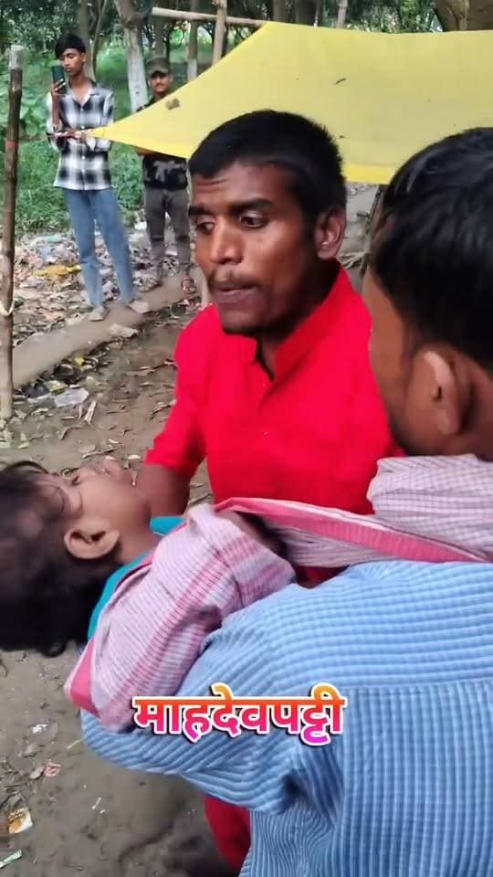 बच्चों को झकझोरकर जमीन पर पटकता भगत, चार साल से श्मशान में ‘इलाज’ का खेल
परिहार प्रखंड के महादेवपट्टी गांव में बच्चों के साथ अमानवीय व्यवहार का वीडियो सोशल मीडिया पर प्रसारित होने के बाद हड़कंप मच गया है। वीडियो में लाल कपड़ों में एक कथित भगत बच्चों को झकझोरता, पैर पड़कर बेरहमी से हवा में नचाता और फिर आखिर में जमीन पर फेंकता दिखाई दे रहा है। दावा किया जा रहा है की वीडियो में नजर आता भगत थाना क्षेत्र के महादेव पट्टी गांव निवासी रास नारायण महतो का पुत्र श्रवण भगत है। दवा यह भी है कि भगत द्वारा तंत्र मंत्र एवं टोटके के द्वारा कई अलग-अलग तरह के दिव्यांग बच्चों को ठीक किया जाता है। इसके अलावा अन्य भी कई प्रकार की समस्याओं का समाधान का भरोसा दिलाया जाता है।
बताया जा रहा है कि महादेवपट्टी के श्मशान परिसर में पिछले करीब चार वर्षों से प्रत्येक सोमवार और शुक्रवार को इलाज का यह अनोखा धंधा चल रहा है। जिसमें हजारों की संख्या में लोग अपनों का इलाज का आस लगाए पहुंचते हैं।
वीडियो सामने आने के बाद पुलिस ने मामले में संज्ञान लिया है। थानाध्यक्ष पंकज यादव ने बताया कि मामला संज्ञान में आया है। पुलिस टीम को भी गांव में भेजा गया था। फिलहाल भगत से मुलाकात नहीं हो सकी है। इसकी जांच की जा रही है।
श्मशान में बच्चों के साथ इस तरह का व्यवहार कब से और किसके संरक्षण में चल रहा था, यह भी जांच का विषय बन गया है। वीडियो ने पूरे मामले की पोल खोल दी है। अब पुलिस की जांच पर नजर है कि बच्चों के साथ होने वाले इस व्यवहार पर कब और क्या कार्रवाई होती है।