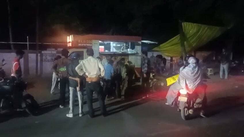 मंदसौर नूतन स्कूल के बाहर विवाद, मौके पर लोगों की भीड़ 🚨
नूतन स्कूल के बाहर विवाद का मामला सामने आया। घटना के बाद मौके पर लोगों की भीड़ जमा हो गई। मामले को लेकर जानकारी सामने आने का इंतजार है।
#मंदसौर #नूतनस्कूल #विवाद #यशस्वीदुनिया