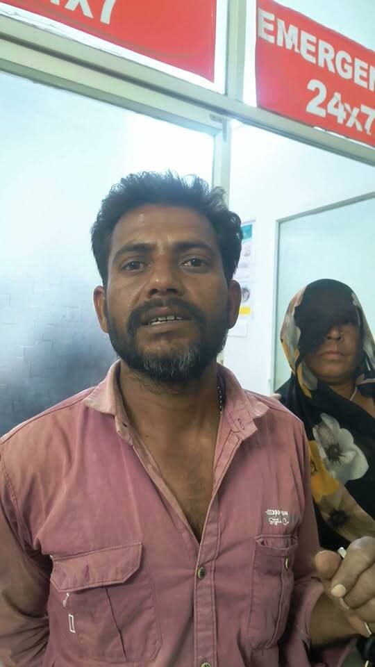 108 एंबुलेंस की लेटलतीफी पर बच्चों के परिजन ने सुनाई अपनी व्यथा आज शाम जमुनिया ग्राम में कुत्ते के काटने से घायल बच्चे को अस्पताल से रेफर किया गया। परिजनों का आरोप है कि वे शाम 5 बजे से 108 एंबुलेंस का इंतजार कर रहे थे। करीब 6:45 बजे बनाए गए इस वीडियो में परिजन अपनी परेशानी बताते नजर आ रहे हैं। सवाल यह कि गंभीर स्थिति में मरीजों को समय पर एंबुलेंस की सुविधा आखिर कब मिलेगी?