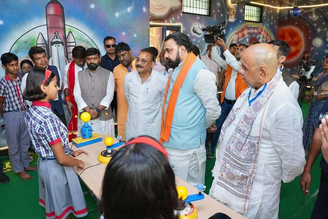 रोहतास जिले के पीएमश्री केंद्रीय विद्यालय, करूप में मंगलवार को मुख्यमंत्री सम्राट चौधरी ने नवनिर्मित खगोल विज्ञान प्रयोगशाला का उद्घाटन किया। प्रयोगशाला के माध्यम से विद्यार्थियों को सौर मंडल, ग्रहों, तारों और अंतरिक्ष से जुड़ी वैज्ञानिक जानकारी मिलेगी। इस दौरान छात्र-छात्राओं ने विभिन्न विज्ञान मॉडलों की प्रदर्शनी लगाई, जिसका मुख्यमंत्री ने अवलोकन किया। उन्होंने विद्यार्थियों से बातचीत कर उनकी शैक्षणिक गतिविधियों की जानकारी भी ली। कार्यक्रम में मंत्री श्रेयसी सिंह, मंत्री अशोक चौधरी सहित जनप्रतिनिधि एवं अधिकारी मौजूद रहे।
#rohtasdistrict
