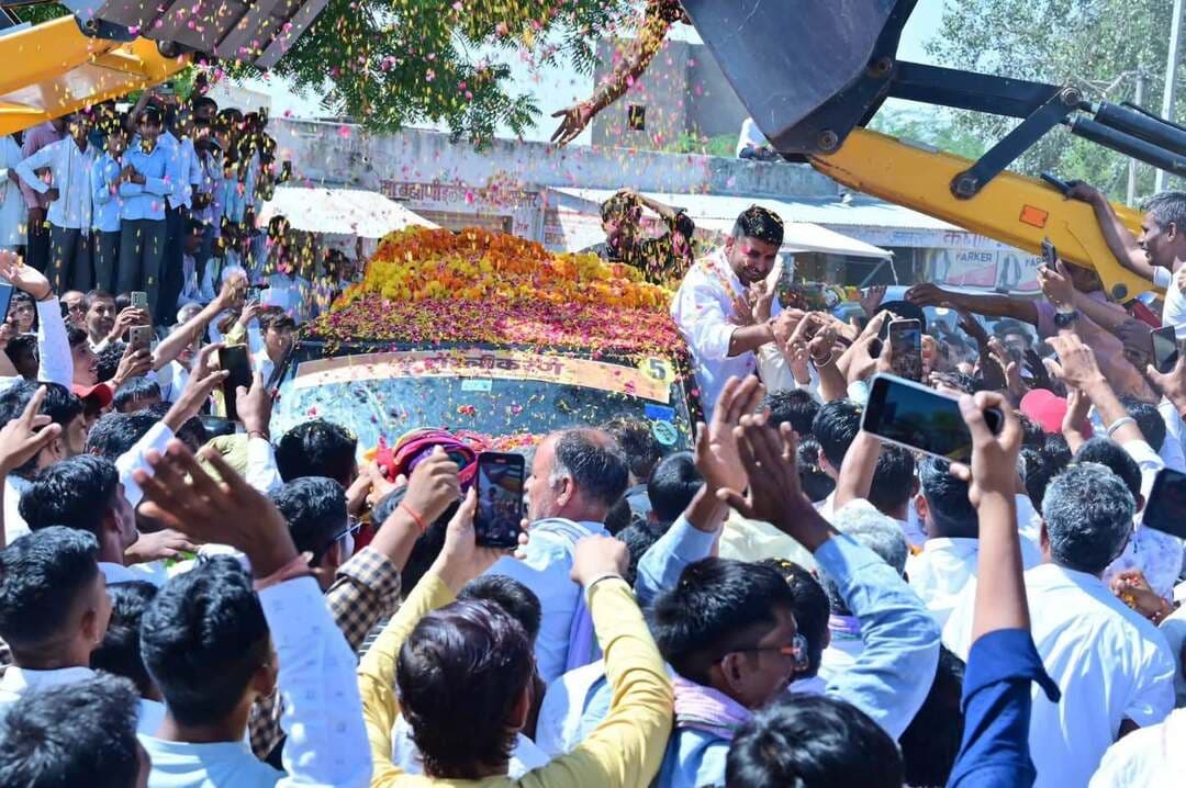 विधायक रविंद्र सिंह भाटी की ईडब्ल्यूएस सरलीकरण यात्रा नोखा पहुंची,
30 से ज्यादा जगह हुआ स्वागत
बीकानेर। बीकानेर जिले के नोखा में मुकाम से रास्ते रवाना हुई शिव विधायक रविंद्र सिंह भाटी की ईडब्लूएस सरलीकरण यात्रा मंगलवार को तय समय से पांच घंटे लेट पहुंची। यात्रा की शुरुआत मुकाम स्थित बिश्नोई समाज के पवित्र स्थल गुरु जंभेश्वर भगवान की समाधि के दर्शन कर की गई। इस अवसर पर विश्नोई महासभा की ओर से विधायक भाटी का स्वागत और सम्मान किया गया।
मुकाम से शुरू हुई यात्रा के नोखा पहुंचने तक दो दर्जन से ज्यादा स्थानों पर लोगों ने पुष्प वर्षा और ढोल-नगाड़ों के साथ जोरदार स्वागत किया। नोखा कस्बे में काफिला पहुंचने पर करीब 30 स्थानों पर लोगों ने भाटी और उनके साथ चल रहे समर्थकों पर फूल बरसाए। जगह-जगह जेसीबी की बकेट में खड़े युवाओं ने पुष्प वर्षा कर स्वागत किया। यात्रा तय समय सुबह दस बजे से करीब पांच घंटे की देरी से पहुंची, बावजूद इसके लोगों में उत्साह बना रहा।
के.सी. मंडपम में आयोजित जनसभा को संबोधित करते हुए विधायक रविंद्र सिंह भाटी ने कहा कि ईडब्लूएस सरलीकरण यात्रा पिछड़े और वंचित लोगों को उनका हक दिलाने के लिए शुरू की गई है। उन्होंने कहा कि केंद्र सरकार द्वारा ईडब्लूएस को सही रूप में लागू नहीं करने के कारण इस वर्ग के लोगों को इसका लाभ नहीं मिल रहा है। इस मामले में राज्य और केंद्र सरकार को मिलकर ईडब्लूएस का सरलीकरण कर वास्तविक जरूरतमंद लोगों को लाभ देना चाहिए।
अपने चिर-परिचित राजस्थानी अंदाज में लांठा रैयां मोटियारों के संबोधन से भाटी ने सभा की शुरुआत की और कहा कि अपने हक के लिए जयपुर और दिल्ली तक भी जाना पड़े तो वे जनता को साथ लेकर जाएंगे। उन्होंने आगामी पंचायत चुनावों का जिक्र करते हुए कहा कि जब सफेद धोती-कुर्ता पहने नेता गांवों में वोट मांगने आएं तो उनसे ईडब्लूएस सरलीकरण को लेकर सवाल जरूर पूछें।
इस अवसर पर सरला बिश्नोई ने भाटी को जंभेश्वर भगवान की प्रतिमा भेंट कर शुभकामनाएं दीं।
कार्यक्रम को सफल बनाने में रामसिंह चरकड़ा, इंद्रसिंह, राणूसिंह, समुद्रसिंह, जोगेंद्रसिंह, प्रेमसिंह, बबलूसिंह, महेंद्रसिंह, भवानीदान, पवन सारस्वत, करणीसिंह, महेंद्रसिंह, भूपेंद्रसिंह, अक्षयसिंह भाटी, भूपेंद्र सिंह, अक्षय सिंह, सवाईसिंह तंवर सहित अनेक लोग मौजूद रहे।
