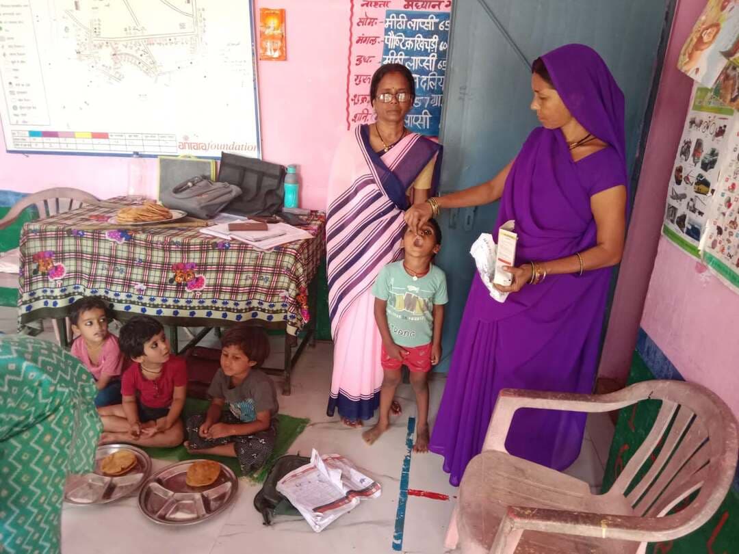 जिले में राष्ट्रीय कृमि मुक्ति दिवस अभियान की शुरुआत
1 से 19 वर्ष तक के बच्चों को खिलाई जा रही एल्बेंडाजोल की गोली
===
जिले में राष्ट्रीय कृमि मुक्ति दिवस के अवसर पर आज 6 अक्टूबर को 1 से 19 वर्ष तक के बच्चों को कृमिनाशक दवा खिलाने के अभियान की शुरुआत की गई। अभियान के तहत जिलेभर में बच्चों एवं किशोर-किशोरियों को एल्बेंडाजोल की गोली खिलाई जा रही है। किसी कारणवश कृमिनाशन गोली का सेवन नहीं कर पाने वाले बच्चों को मॉप-अप दिवस 9 अक्टूबर के पर एल्बेंडाजोल की गोली खिलाई जाएगी।
जेपीबी शासकीय कन्या उच्चतर माध्यमिक विद्यालय से की गई
कृमि नाशन अभियान की शुरूआत