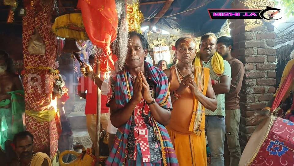 #ଗୌଡ଼ଗାଡ଼_ଗ୍ରାମର_ପ୍ରସିଦ୍ଧ_ପୀଠରେ_ଅଠାରି_ପୂଜା_ଅନୁଷ୍ଠିତ
#rishitv #birmaharajpur #Subarnapur #sonepur_odisha #highlightseveryone #sonapur
#odisha #viralreelschallenge #trendingnow
ସୁବର୍ଣପୁର ଜ଼ିଲ୍ଲା ବୀରମହାରାଜପୁର ବ୍ଲକ ବହଳପଦର ପଞ୍ଚାୟତ ଅନ୍ତର୍ଗତ ଗୌଡ଼ଗାର ଗ୍ରାମର ପ୍ରସିଦ୍ଧ ଦେବିବୁଢୀ ମାଙ୍କ ପୀଠରେ ଅଠାରି ପୂଜା ଅନୁଷ୍ଠିତ. ଆଜି ସହ ସହ ଭକ୍ତ ଙ୍କ ଭିଡଦେଖିବାକୁ ମିଳିଥିଲା. ଜ଼ିଲ୍ଲା ତଥା ଜ଼ିଲ୍ଲା ବାହାରୁ ଭକ୍ତ ମାନେ ମାନସିକ ନେଇ ଆସୁଛନ୍ତି ଏବଂ ମା ସବୁ ମନ ସ୍କାମନ ପୂର୍ଣ୍ଣ କରନ୍ତି.