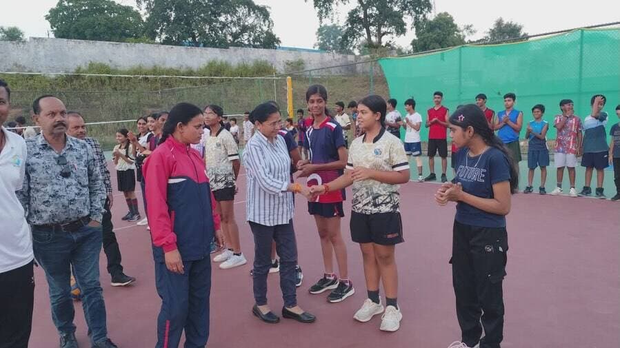 सागर खेल परिसर में ‘सेवा संकल्प अभियान: फिट इंडिया’ के तहत वॉलीबॉल प्रतियोगिता शुरू! 🏐
संभागीय खेल अधिकारी श्रीमती शर्मिला डाबर जी ने खिलाड़ियों से मिलकर बालिका वर्ग के मुकाबलों का शुभारंभ किया। ✨
#FitIndia #SevaSankalp #Volleyball #Sagar #WomenInSports