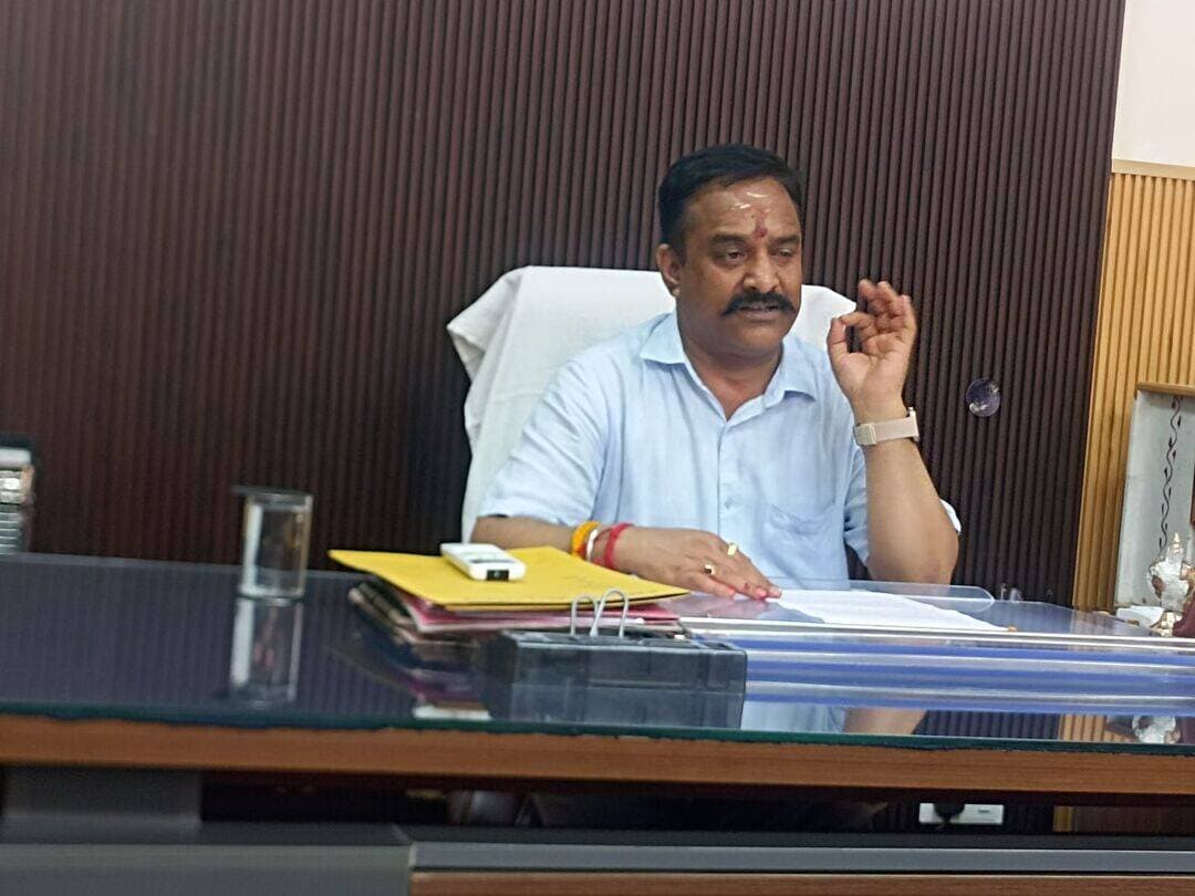 कामगार कल्याण बोर्ड की कार्यप्रणाली समझेंगे श्रीलंका और नेपाल के अधिकारी एवं श्रमिक
7 को करेंगे हिमाचल प्रदेश भवन एवं अन्य सन्निर्माण कामगार कल्याण बोर्ड के मुख्यालय का दौरा
हमीरपुर 06 अक्तूबर। हिमाचल प्रदेश भवन एवं अन्य सन्निर्माण कामगार कल्याण बोर्ड की कार्यप्रणाली और इसके माध्यम से संचालित की जा रही विभिन्न श्रमिक कल्याण योजनाओं के बारे में जानकारी प्राप्त करने के लिए बुधवार को भारत के पड़ोसी देशों श्रीलंका और नेपाल के अधिकारियों एवं कामगारों का एक शिष्टमंडल हमीरपुर स्थित हिमाचल प्रदेश भवन एवं अन्य सन्निर्माण कामगार कल्याण बोर्ड के मुख्यालय का दौरा करेगा।
बोर्ड के अध्यक्ष नरदेव सिंह कंवर ने बताया कि श्रीलंका और नेपाल का यह संयुक्त शिष्टमंडल हिमाचल प्रदेश के पांच दिवसीय शैक्षणिक भ्रमण पर है। उन्होंने बताया कि यह शैक्षणिक भ्रमण प्रसिद्ध अंतर्राष्ट्रीय संस्था ‘बिल्डिंग एंड वुड वर्कर्स इंटरनेशनल’ (बीडब्ल्यूआई) के दिल्ली स्थित दक्षिणी एशियाई कार्यालय के माध्यम से आयोजित किया जा रहा है। बुधवार सुबह करीब साढे ग्यारह बजे इस शिष्टमंडल के सदस्य हिमाचल प्रदेश भवन एवं अन्य सन्निर्माण कामगार कल्याण बोर्ड के मुख्यालय में पहुंचेंगे, जहां नरदेव सिंह कंवर इनका स्वागत करेंगे तथा उन्हें बोर्ड की कार्यप्रणाली एवं विभिन्न कल्याणकारी योजनाओं की जानकारी देंगे।