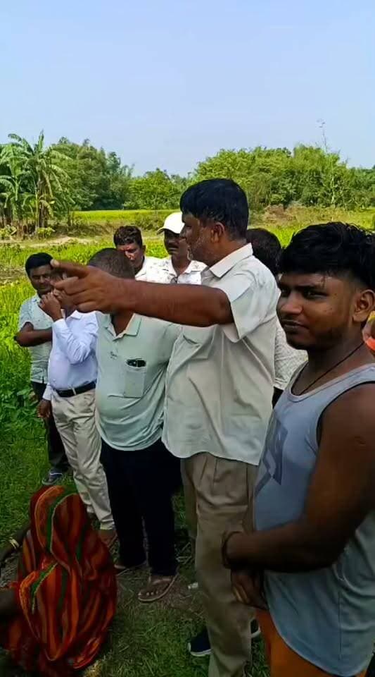 मनरेगा योजनाओं में अनियमितता की शिकायत पर चिल्हनियां में जांच
टेढ़ागाछ। चिल्हनियां पंचायत में मनरेगा योजनाओं में अनियमितता की शिकायत पर मंगलवार को जांच टीम ने वार्ड 13 एवं 15 में योजनाओं का स्थल निरीक्षण किया। डीएम नवीन कुमार के निर्देश पर डीआरडीए निदेशक शशि सौरभ मणि, पीटीए प्रह्लाद कुमार व कनीय अभियंता राहुल कुमार ने जांच की। निरीक्षण के दौरान योजना स्थलों पर योजना बोर्ड नहीं मिला। अन्य योजनाओं की जांच दो दिनों बाद होगी। रिपोर्ट डीएम को सौंपी जाएगी।