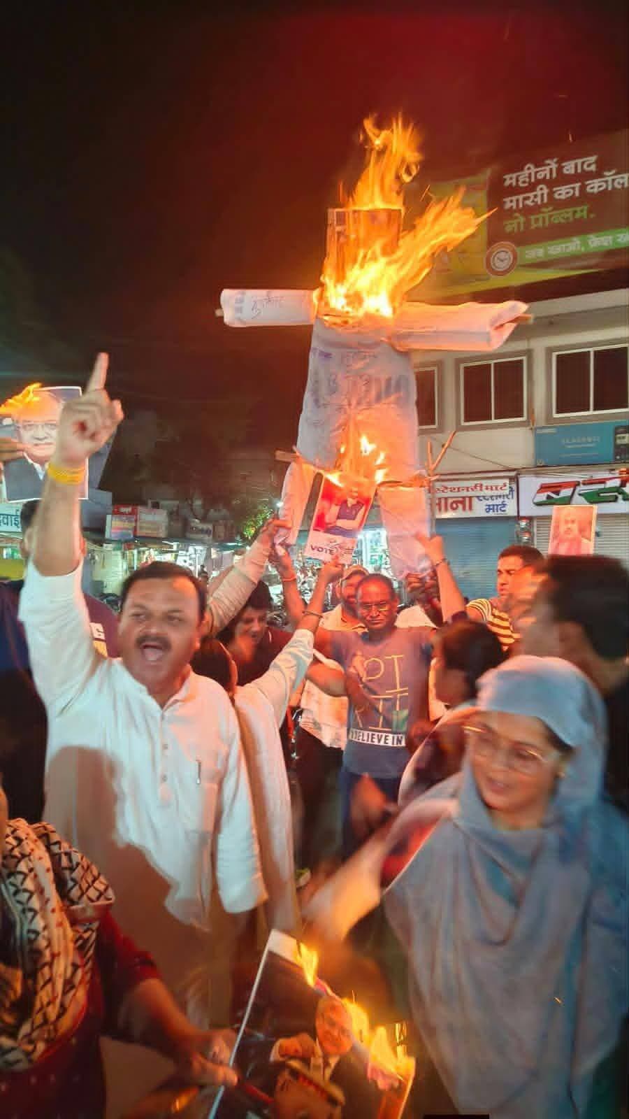 दिल्ली में राहुल गांधी की गिरफ्तारी के विरोध में मंदसौर में कांग्रेस कार्यकर्ताओं ने गिरफ्तारी के विरोध में पुतला दहन किया