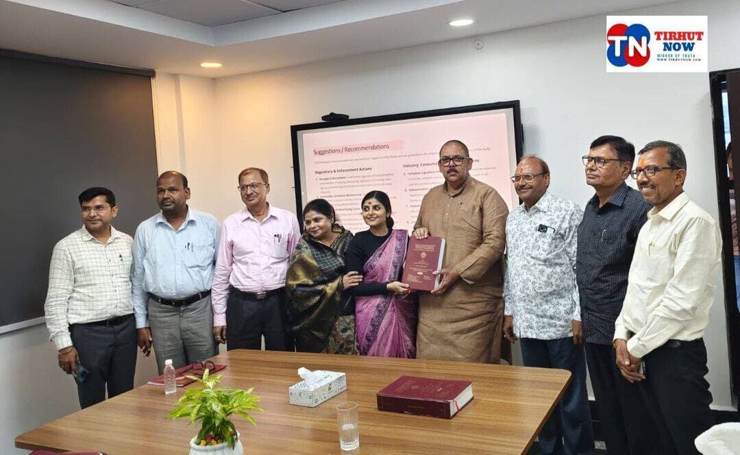 मुजफ्फरपुर की बेटी शिक्षा कुमारी ने रचा इतिहास, पीएचडी हासिल कर बढ़ाया शहर का मान; भ्रामक विज्ञापनों पर किया महत्वपूर्ण शोध
मुजफ्फरपुर की बेटी शिक्षा कुमारी ने अपनी शानदार अकादमिक उपलब्धि से शहर का नाम रोशन किया है। नई बाजार, यदुपति रोड निवासी शिक्षा कुमारी ने बाबासाहेब भीमराव अंबेडकर बिहार विश्वविद्यालय के वाणिज्य एवं प्रबंधन विभाग से पीएचडी की उपाधि हासिल की है।
शिक्षा कुमारी ने कॉस्मेटिक उत्पादों के भ्रामक विज्ञापनों और उपभोक्ता व्यवहार पर अपना शोध किया है। उनके शोध में इस बात का अध्ययन किया गया कि भ्रामक विज्ञापनों के प्रभाव को कम करने और उपभोक्ताओं के हितों की रक्षा करने में सरकारी नियम कितने प्रभावी हैं।
यह शोध कार्य विभाग के डीन डॉ. सैयद आले मुजतबा के मार्गदर्शन में पूरा हुआ। 6 अक्टूबर को विश्वविद्यालय गेस्ट हाउस के कॉन्फ्रेंस हॉल में उनके शोध प्रबंध की मौखिक परीक्षा आयोजित हुई, जिसमें बनारस हिंदू विश्वविद्यालय के पूर्व डीन एवं वरिष्ठ शिक्षाविद् विनोद शंकर सिंह ने बाह्य परीक्षक के रूप में हिस्सा लिया।
इस मौके पर विश्वविद्यालय के कुलपति प्रो. डॉ. दिनेश चंद्र राय, विभागाध्यक्ष डॉ. रवि कुमार श्रीवास्तव सहित कई शिक्षक और फैकल्टी सदस्य मौजूद रहे।
शिक्षा कुमारी की यह उपलब्धि ऐसे समय में बेहद महत्वपूर्ण मानी जा रही है, जब कॉस्मेटिक बाजार और डिजिटल विज्ञापनों का तेजी से विस्तार हो रहा है। उनकी इस सफलता पर परिवार, शिक्षकों और शुभचिंतकों ने खुशी जाहिर करते हुए उन्हें उज्ज्वल भविष्य की शुभकामनाएं दी हैं।
मुजफ्फरपुर की बेटी की इस उपलब्धि पर Tirhut Now की ओर से भी ढेरों शुभकामनाएं।
<nis:link nis:type=tag nis:id=tirhutnow nis:value=TirhutNow nis:enabled=true nis:link/> <nis:link nis:type=tag nis:id=muzaffarpur nis:value=Muzaffarpur nis:enabled=true nis:link/> <nis:link nis:type=tag nis:id=shikshakumari nis:value=ShikshaKumari nis:enabled=true nis:link/> <nis:link nis:type=tag nis:id=phd nis:value=PhD nis:enabled=true nis:link/> <nis:link nis:type=tag nis:id=educationnews nis:value=EducationNews nis:enabled=true nis:link/>
