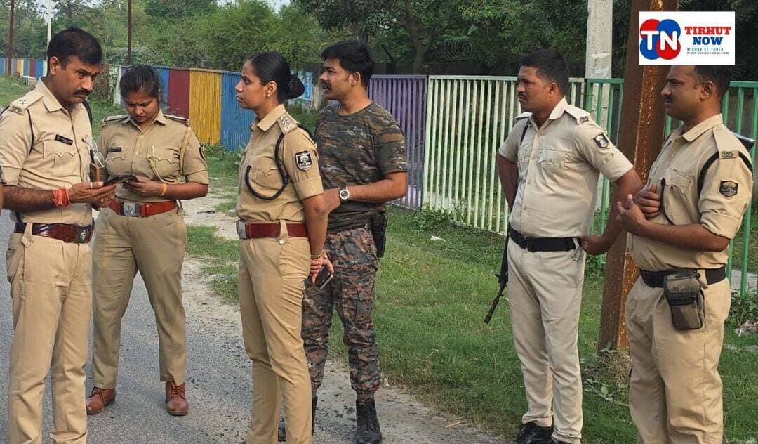 कांटी में दिनदहाड़े हथियार के बल पर 1.30 लाख की लूट! बैंकिंग कर्मी की बाइक भी ले उड़े अपराधी, CCTV खंगाल रही पुलिस
मुजफ्फरपुर के कांटी से इस वक्त की बड़ी खबर सामने आ रही है, जहां मंगलवार को दिनदहाड़े अपराधियों ने एक निजी बैंकिंग कर्मी को हथियार के बल पर निशाना बनाते हुए करीब 1 लाख 30 हजार रुपये लूट लिए।
घटना कांटी नगर परिषद क्षेत्र के वार्ड संख्या-24 में कांटी थर्मल पावर प्लांट से प्रखंड चौक जाने वाले मार्ग पर रातल मैदान के समीप की बताई जा रही है। पीड़ित बैंकिंग कर्मी अमित कुमार के अनुसार, 2 से 3 अपराधियों ने पिस्टल दिखाकर वारदात को अंजाम दिया और नकदी के साथ उनकी बाइक, टैब समेत अन्य सामान लेकर फरार हो गए।
घटना की सूचना मिलते ही एसडीपीओ पश्चिमी सुचित्रा कुमारी मौके पर पहुंचीं और पीड़ित से पूरे मामले की जानकारी ली। उन्होंने कांटी थानाध्यक्ष रविकांत पाठक समेत पुलिस अधिकारियों को अपराधियों की पहचान कर जल्द गिरफ्तारी के लिए आवश्यक निर्देश दिए।
फिलहाल कांटी पुलिस आसपास लगे CCTV कैमरों की फुटेज खंगाल रही है, ताकि अपराधियों की पहचान की जा सके। वहीं, घटना के बाद पुलिस ने इलाके में कई स्थानों पर सघन वाहन जांच अभियान भी शुरू कर दिया है।
एसडीपीओ पश्चिमी सुचित्रा कुमारी ने भरोसा दिलाया है कि घटना में शामिल अपराधियों की जल्द पहचान कर गिरफ्तारी की जाएगी और पुलिस को इस मामले में शीघ्र सफलता मिलेगी।
<nis:link nis:type=tag nis:id=kanticrime nis:value=KantiCrime nis:enabled=true nis:link/> <nis:link nis:type=tag nis:id=muzaffarpurnews nis:value=MuzaffarpurNews nis:enabled=true nis:link/> <nis:link nis:type=tag nis:id=lootcase nis:value=LootCase nis:enabled=true nis:link/> <nis:link nis:type=tag nis:id=biharcrime nis:value=BiharCrime nis:enabled=true nis:link/> <nis:link nis:type=tag nis:id=tirhutnow nis:value=TirhutNow nis:enabled=true nis:link/>