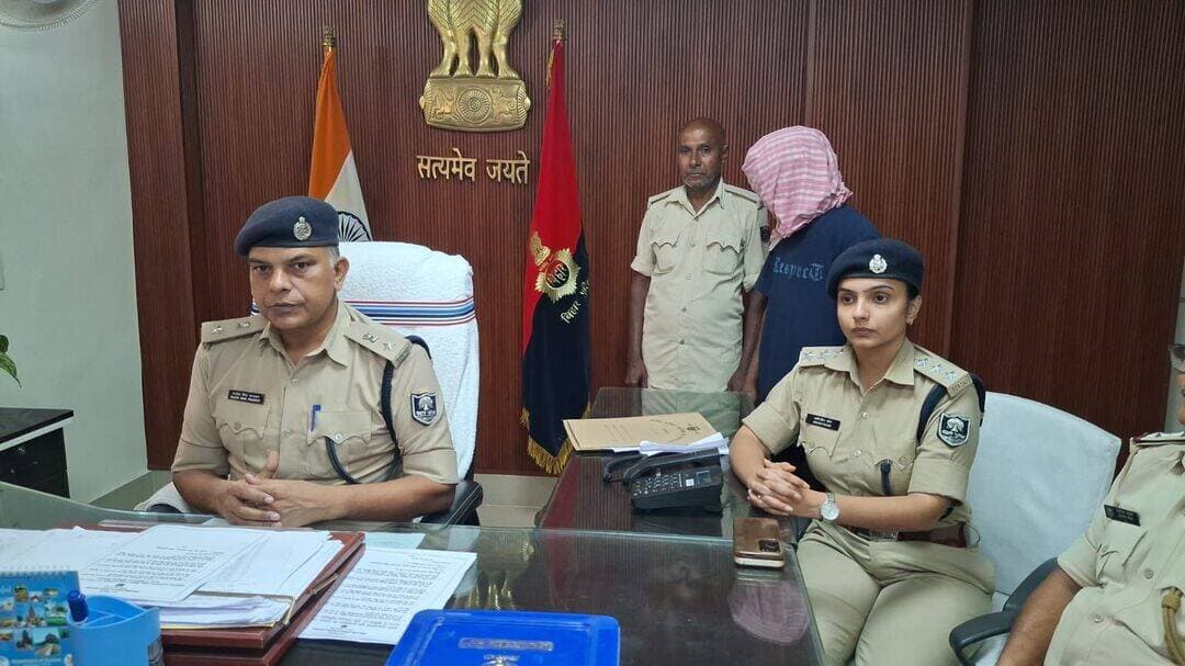 कांटी हत्याकांड का खुलासा! शंभु सहनी हत्याकांड में एक और नामजद गिरफ्तार, देशी पिस्टल बरामद
मुजफ्फरपुर के कांटी थाना क्षेत्र में हुए शंभु सहनी हत्याकांड का पुलिस ने सफल उद्भेदन करते हुए एक और नामजद अभियुक्त को गिरफ्तार किया है।
पुलिस के अनुसार, 26 अगस्त 2026 को कांटी थाना क्षेत्र के कोठिया वार्ड नंबर-12 निवासी शंभु सहनी का शव एनटीपीसी लैगुन के पास झाड़ी में मिला था। सूचना मिलते ही पुलिस टीम ने मौके पर पहुंचकर जांच शुरू की और एफएसएल टीम की मदद से घटनास्थल से साक्ष्य जुटाए।
मृतक की पत्नी सुनीता देवी के फर्दबयान के आधार पर कांटी थाना कांड संख्या 537/26 दर्ज किया गया था। पुलिस के मुताबिक, फर्दबयान में तीन नामजद आरोपियों पर पैसों के लेनदेन को लेकर मृतक से विवाद का जिक्र किया गया था।
मामले की गंभीरता को देखते हुए पुलिस टीम का गठन किया गया। जांच के दौरान राजा कुमार और पप्पु चौरसिया को पहले ही गिरफ्तार कर न्यायिक हिरासत में भेजा जा चुका है।
वहीं, लगातार जांच, आसूचना संकलन और तकनीकी साक्ष्यों के आधार पर पुलिस ने 5 अक्टूबर को प्रकाश चौरसिया उर्फ प्रकाश कुमार, निवासी कांटी, को गिरफ्तार किया। पुलिस ने उसके पास से घटना में प्रयुक्त एक देशी पिस्टल भी बरामद की है।
फिलहाल पुलिस आगे की विधि-सम्मत कार्रवाई में जुटी है, जबकि गिरफ्तार अभियुक्त का आपराधिक इतिहास भी खंगाला जा रहा है।
<nis:link nis:type=tag nis:id=muzaffarpurnews nis:value=MuzaffarpurNews nis:enabled=true nis:link/> <nis:link nis:type=tag nis:id=kantinews nis:value=KantiNews nis:enabled=true nis:link/> <nis:link nis:type=tag nis:id=kantimurdercase nis:value=KantiMurderCase nis:enabled=true nis:link/> <nis:link nis:type=tag nis:id=biharpolice nis:value=BiharPolice nis:enabled=true nis:link/> <nis:link nis:type=tag nis:id=tirhutnow nis:value=TirhutNow nis:enabled=true nis:link/>