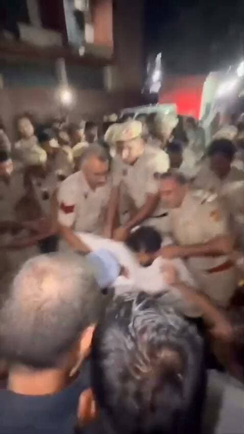 देश के प्रतिपक्ष के नेता राहुल गाँधी के साथ दिल्ली पुलिस का ये सुलूक़ याद रखा जायेगा काँग्रेस कार्यकर्ता ।
Rahul Gandhi