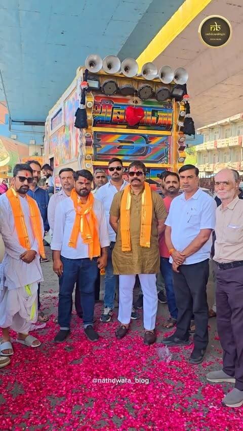 अस्थियों को लेकर हरिद्वार रवाना हुआ बैकुंठ धाम सेवा संस्थान
लावारिस व असहायों को सम्मानजनक अंतिम विदाई, 537 का कराया अंतिम संस्कार
नाथद्वारा।बैकुंठ धाम सेवा संस्थान, उदयपुर की ओर से लावारिस एवं असहाय व्यक्तियों की अस्थियों का हरिद्वार में विधि-विधान से विसर्जन किया जाएगा। संस्थान की ओर से हर वर्ष की तरह इस वर्ष भी अस्थि कलश लेकर हरिद्वार के लिए प्रस्थान किया गया।
नाथद्वारा बस स्टैंड पर अस्थि कलश पहुंचने पर विभिन्न सामाजिक एवं राजनीतिक संगठनों के प्रतिनिधियों ने पुष्प अर्पित कर दिवंगत आत्माओं को श्रद्धांजलि दी। इस दौरान मां तुलसी मानव सेवा संस्थान की अध्यक्ष रेखा माली, सदस्य गीता सालवी, भाजपा के प्रदीप काबरा, कांग्रेस के पूर्व जिला अध्यक्ष देवकीनंदन गुर्जर, दिनेश एम. जोशी, विनोद बोरा सहित नाथद्वारा टैक्सी स्टैंड संघ के पदाधिकारी एवं सदस्य मौजूद रहे।
अब तक 537 अंतिम संस्कार
बैकुंठ धाम सेवा संस्थान की ओर से अब तक 404 पुरुषों, 59 महि